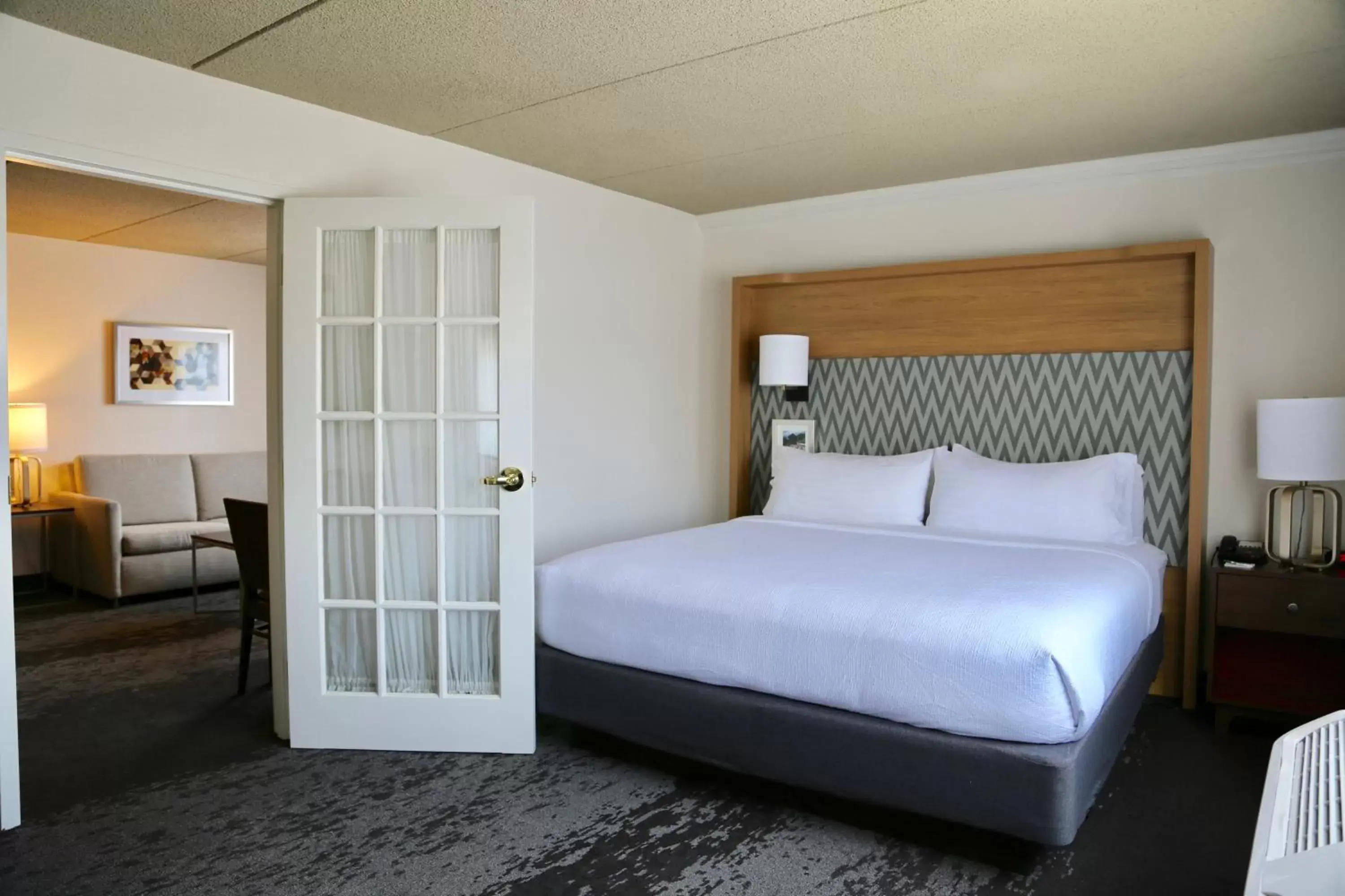 Bedroom, Bed in Holiday Inn Salem, an IHG Hotel