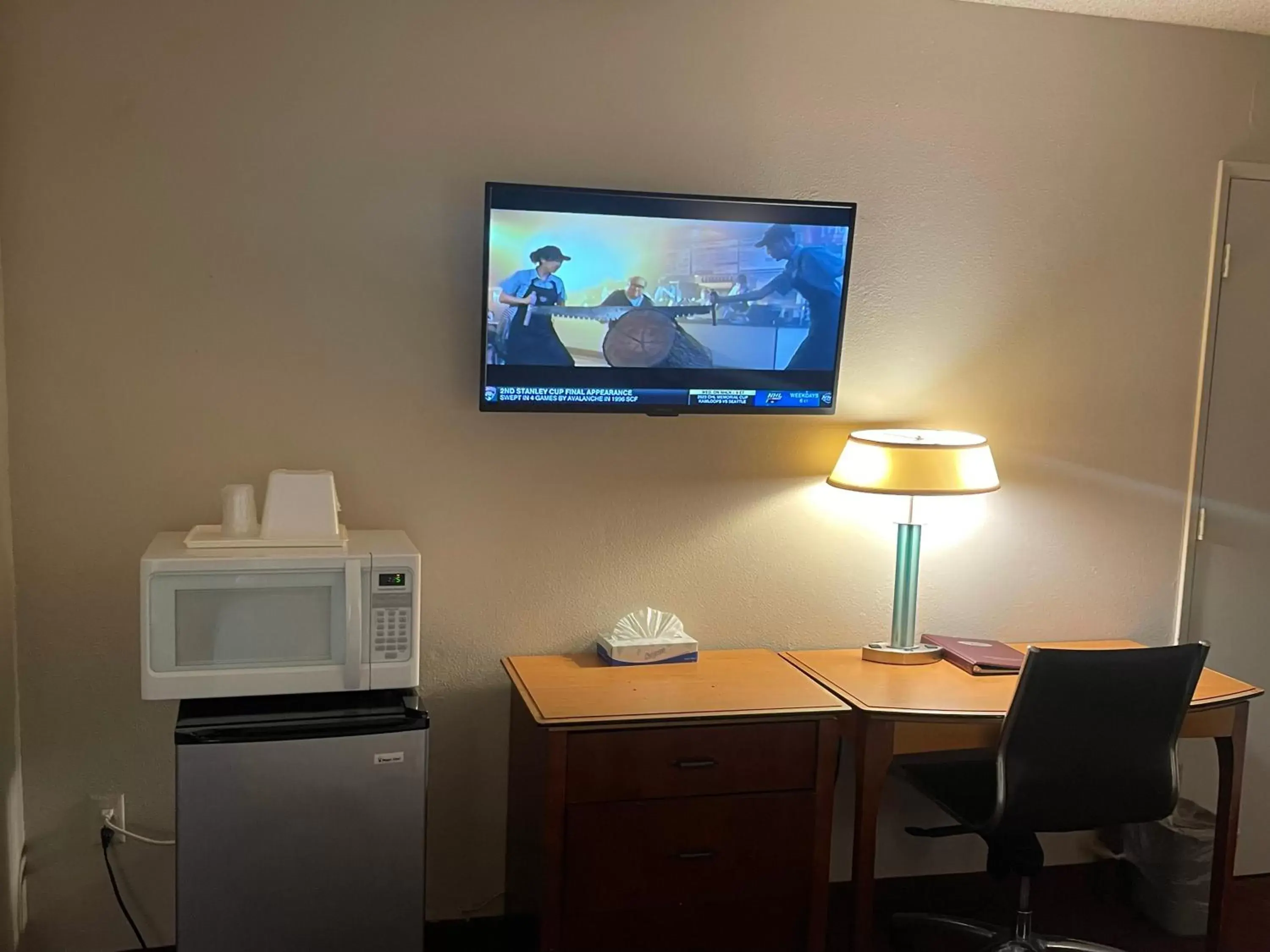 TV/Entertainment Center in Skyway Inn - Seatac