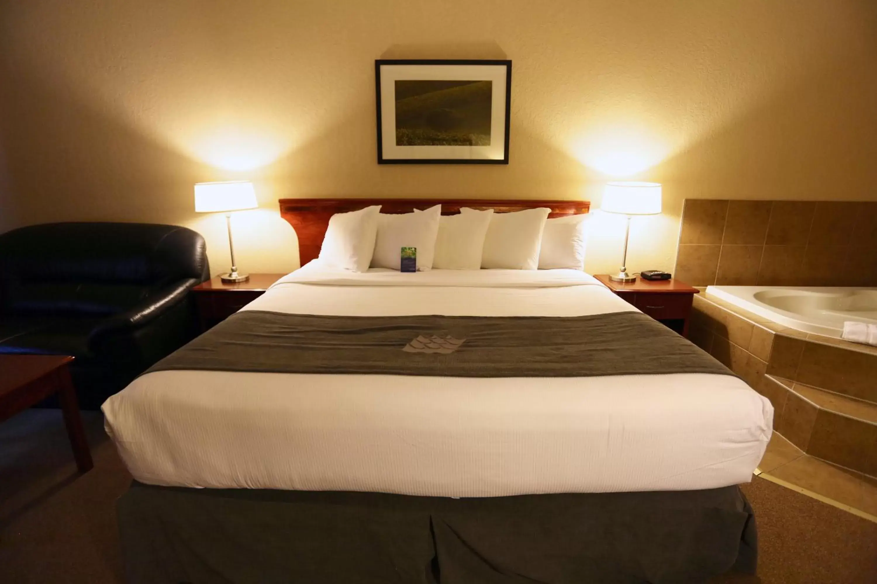 Decorative detail, Bed in Lakeview Inns & Suites - Fort Nelson Decorative detail, Bed in Lakeview Inns & Suites - Fort Nelson