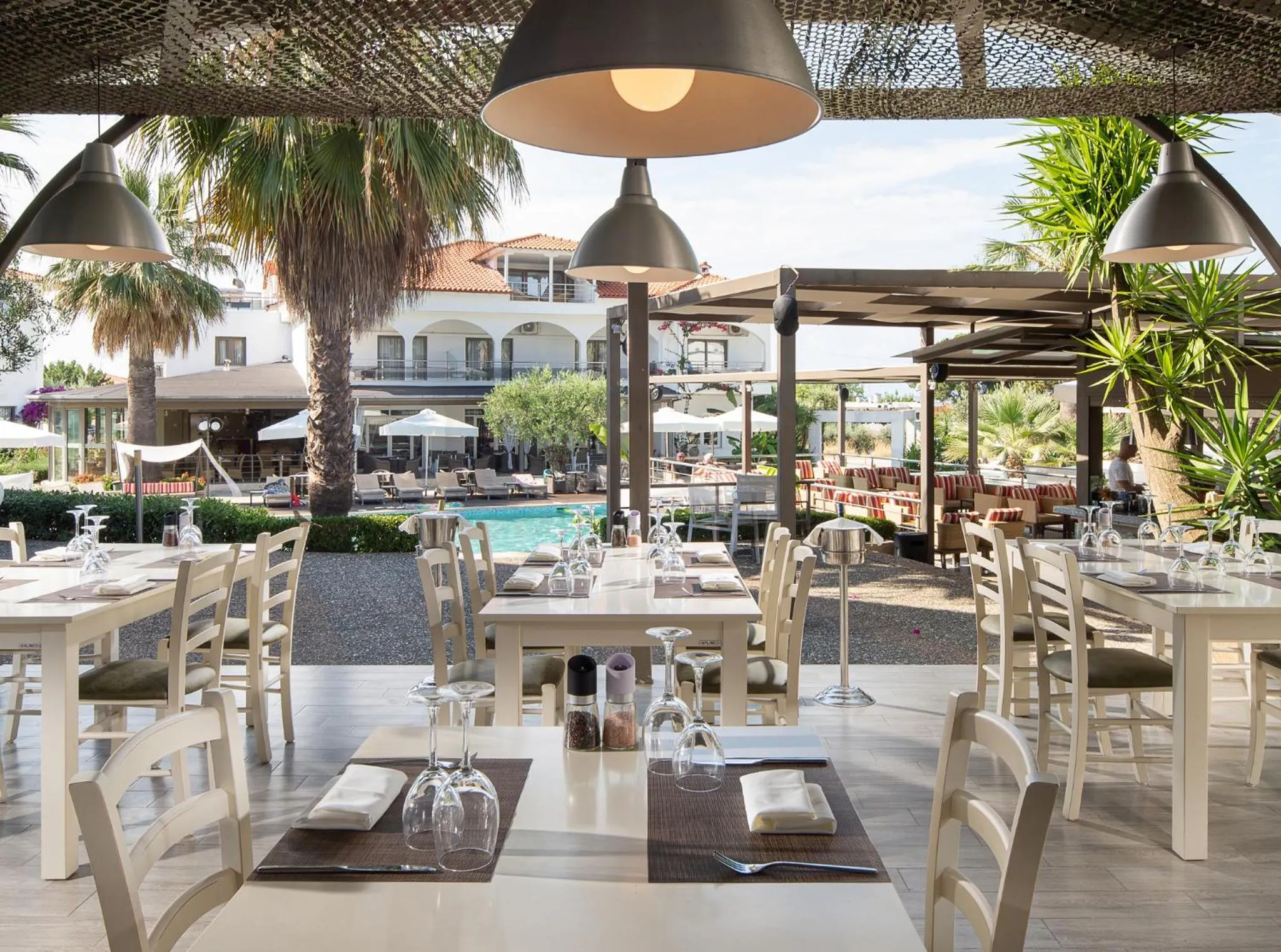 Restaurant/places to eat in Flegra Palace