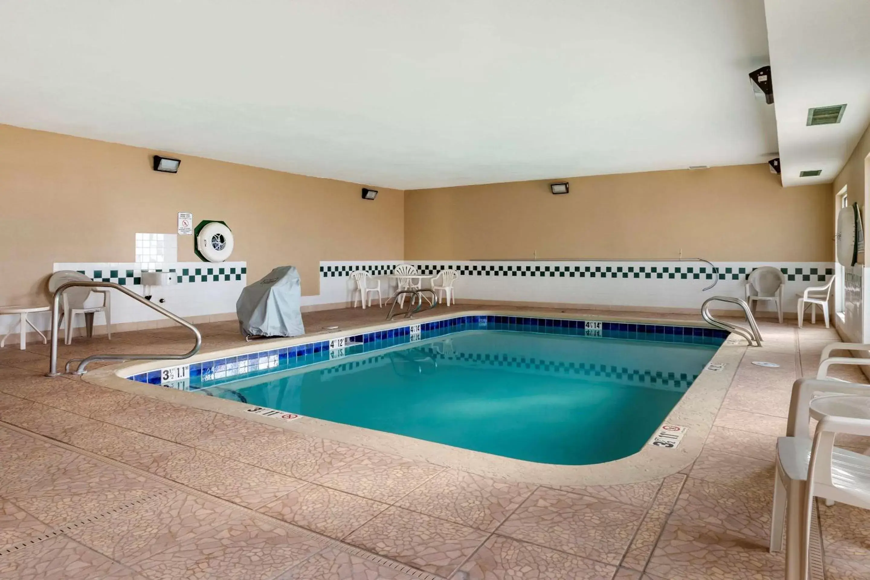 On site, Swimming Pool in Comfort Inn & Suites Alameda at Albuquerque Balloon Fiesta Park