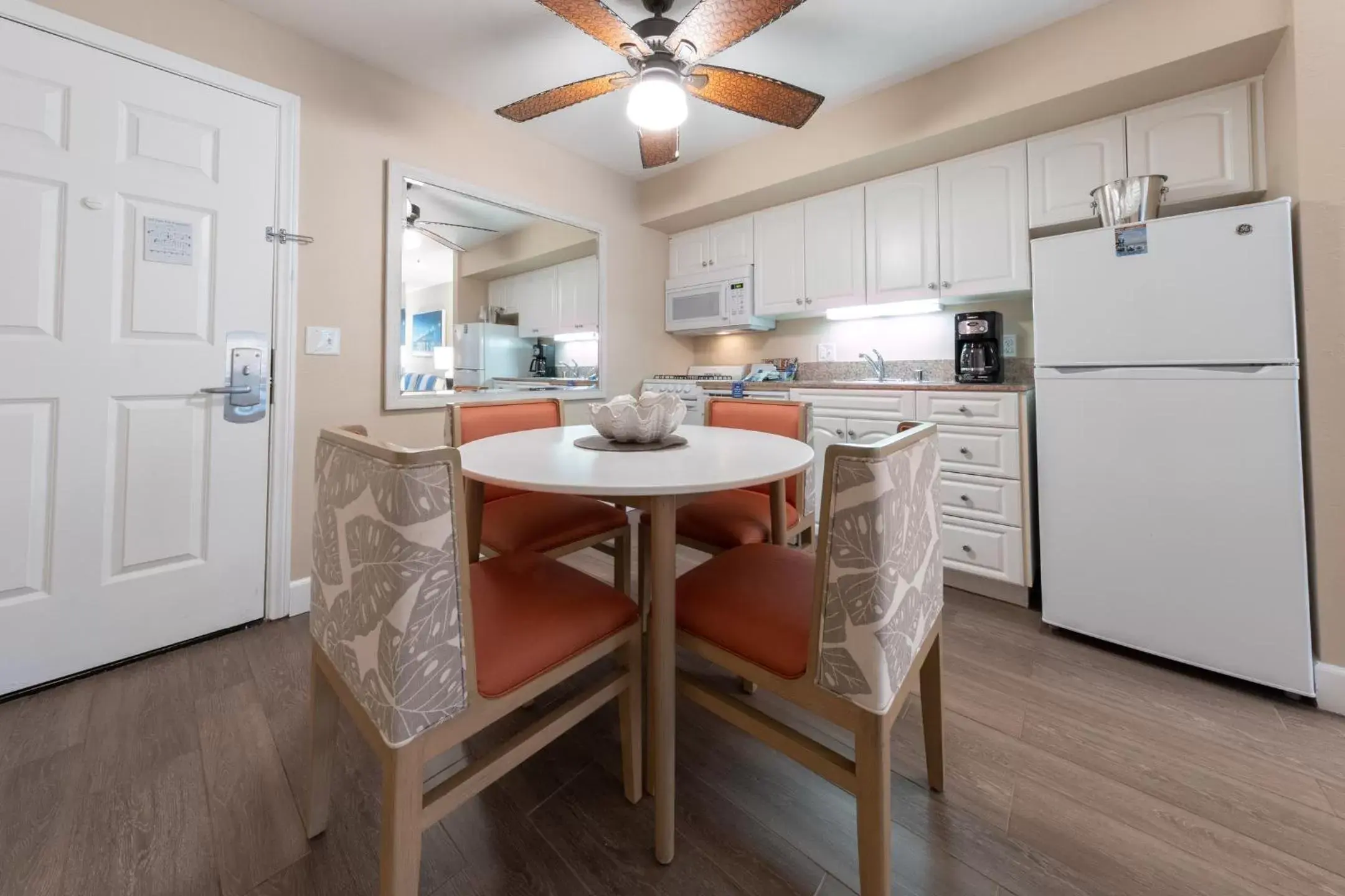 Kitchen/Kitchenette in Southern California Beach Club