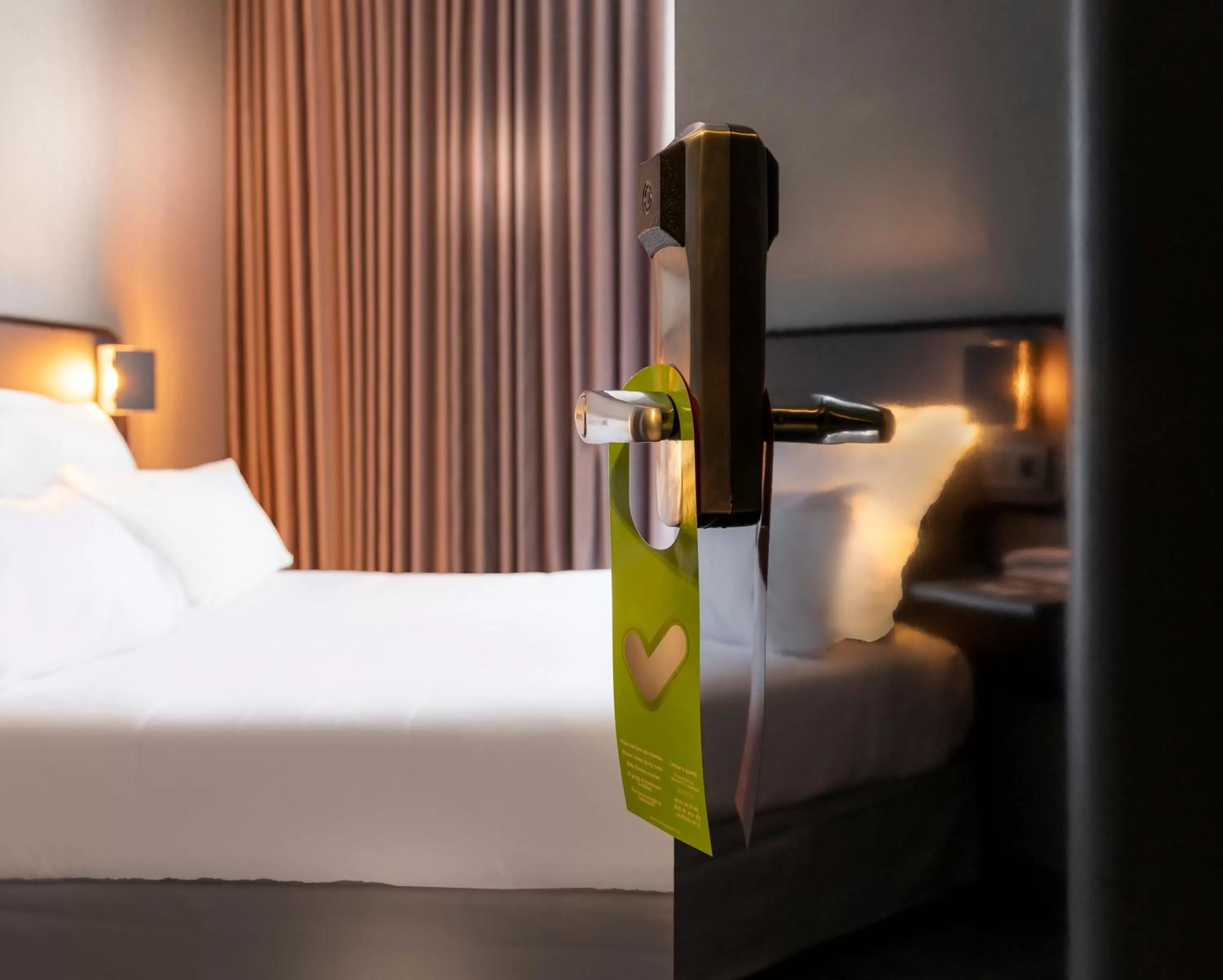 Property building, Bed in Libertel Montmartre Opéra