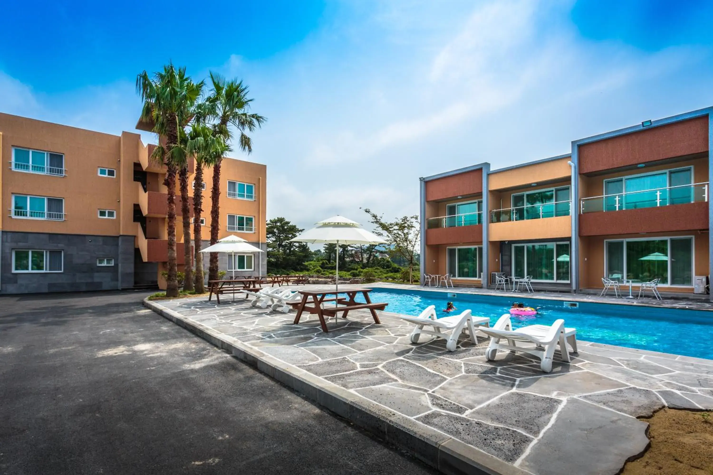 Facade/entrance, Swimming Pool in Suandsu Hotel