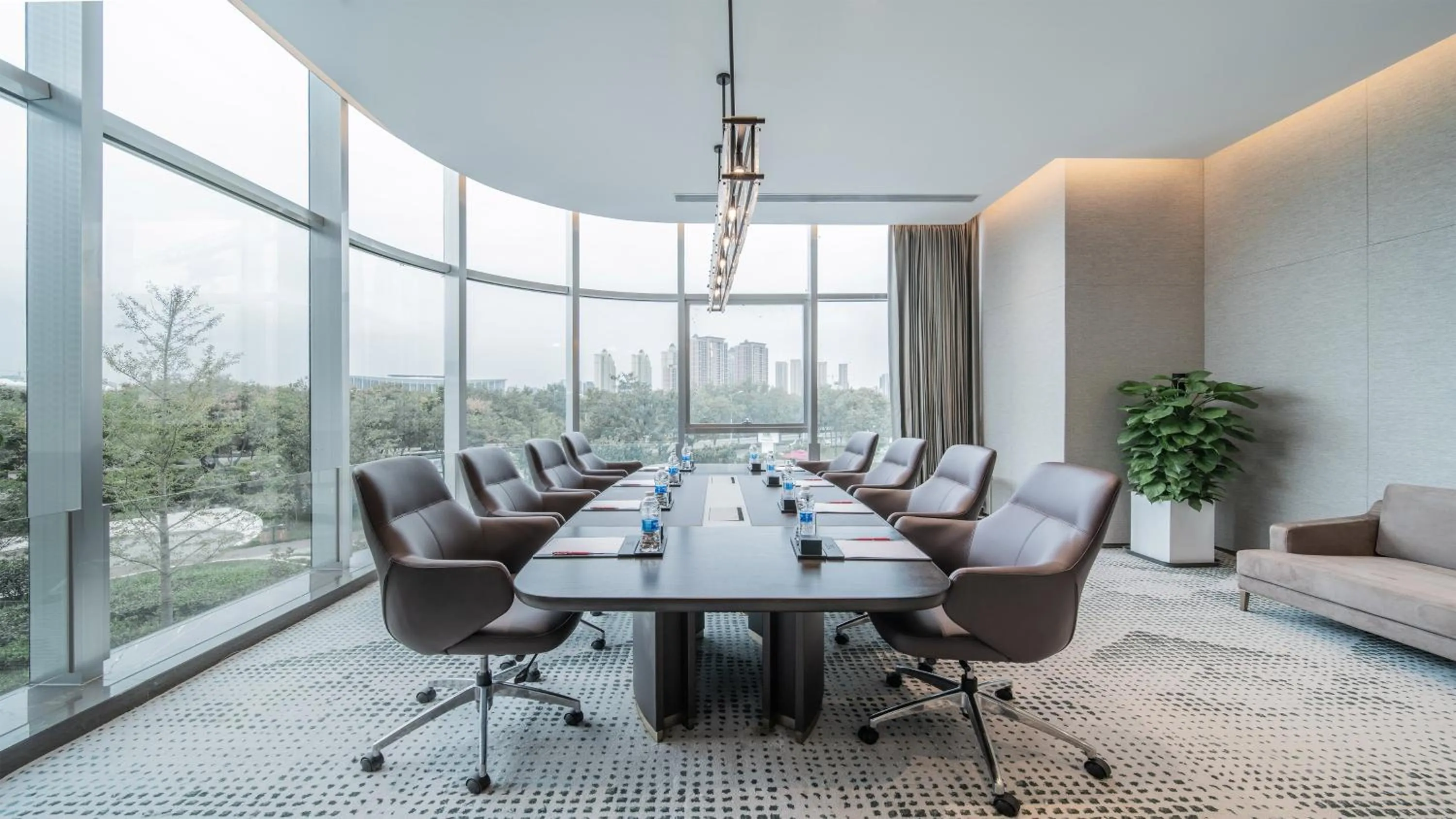 Meeting/conference room in HUALUXE Xi'an Chanba by IHG-西安浐灞华邑酒店-Near Xi'an International Convention Exhibition Center and Shopping mall and The Romantic show of Xi'an-Free Luggage Storage-English Service