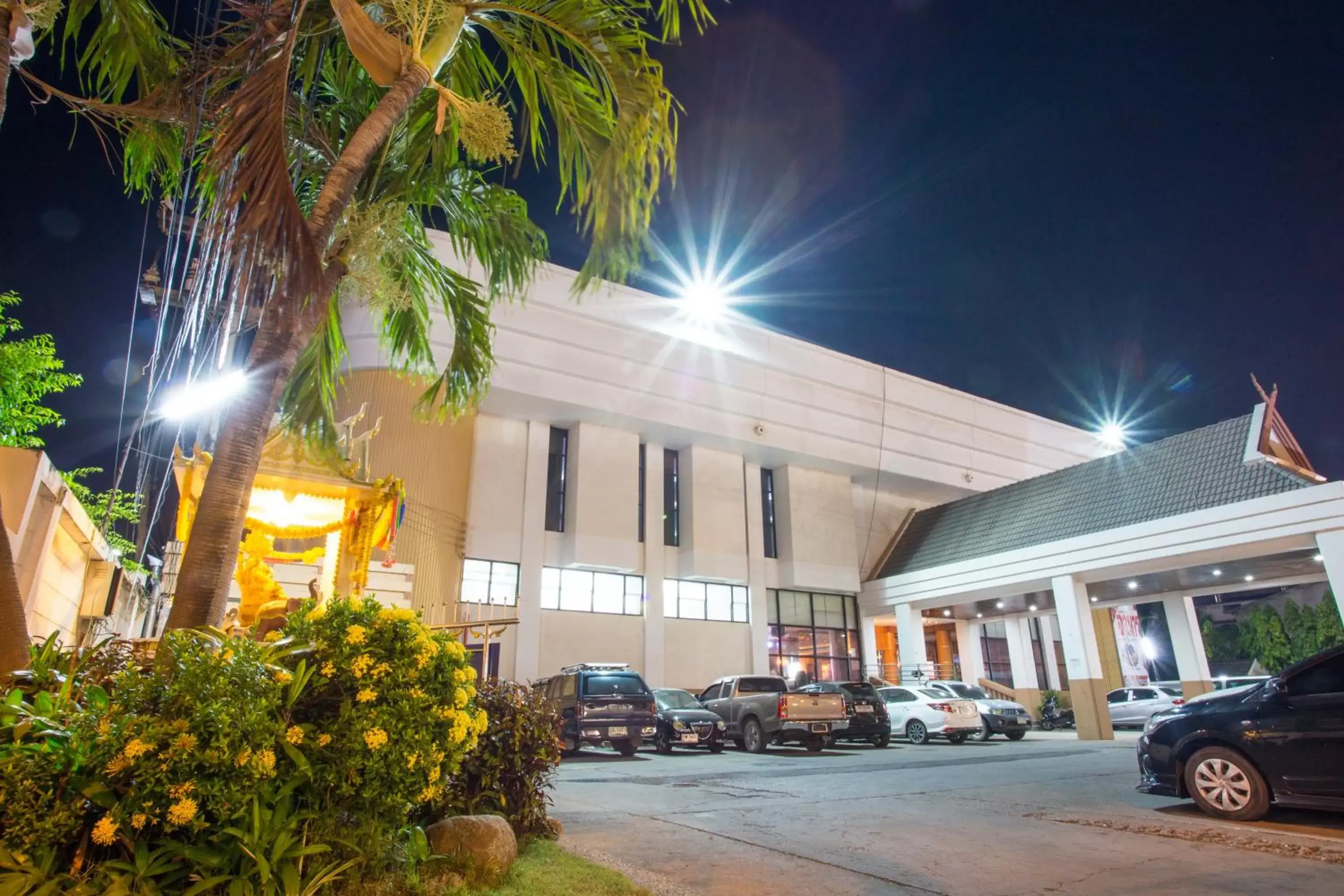 Property building in Seeharaj Hotel Property building in Seeharaj Hotel