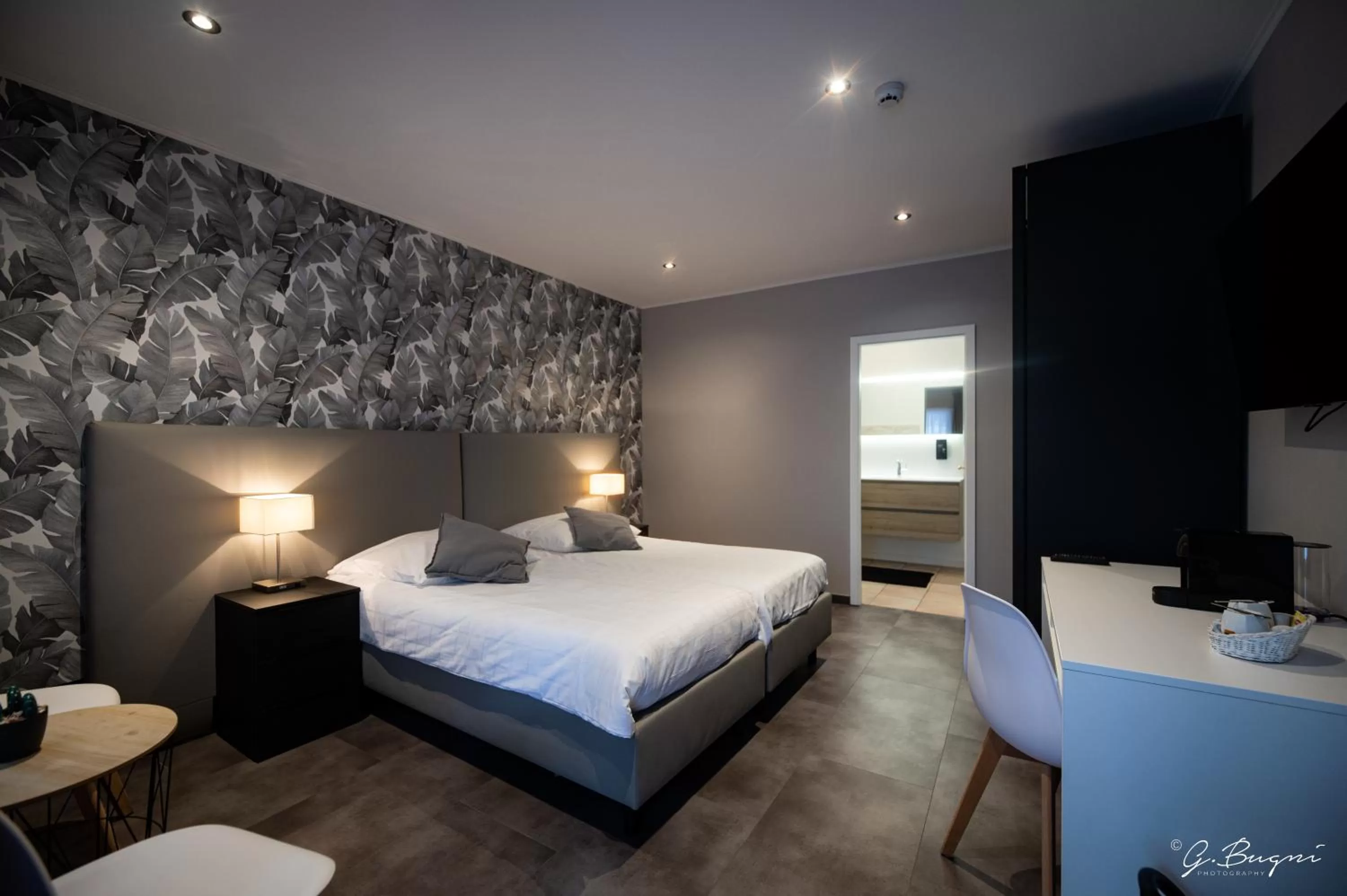 Bed in La Reine Hôtel & Restaurant