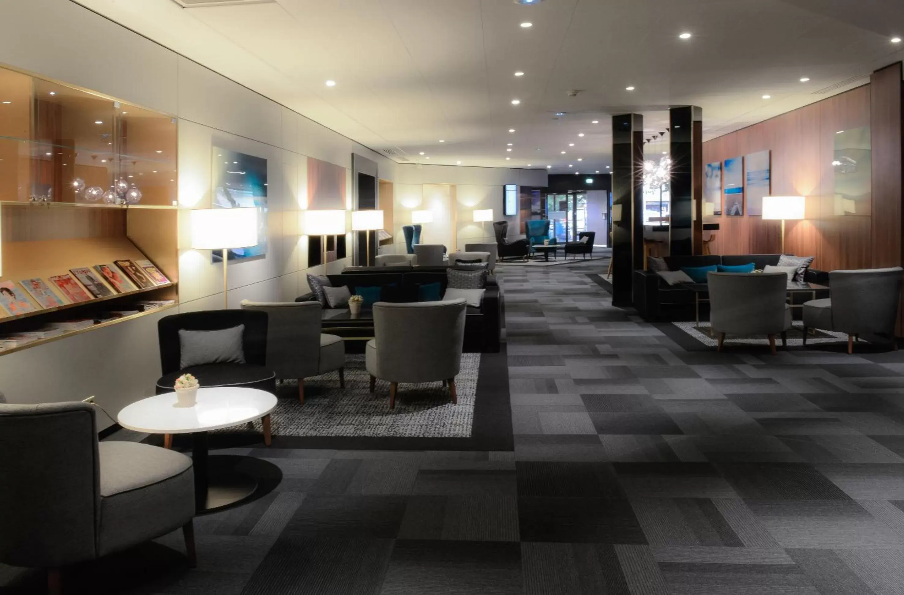 Lobby or reception, Lounge/Bar in Mercure Caen Centre Port De Plaisance