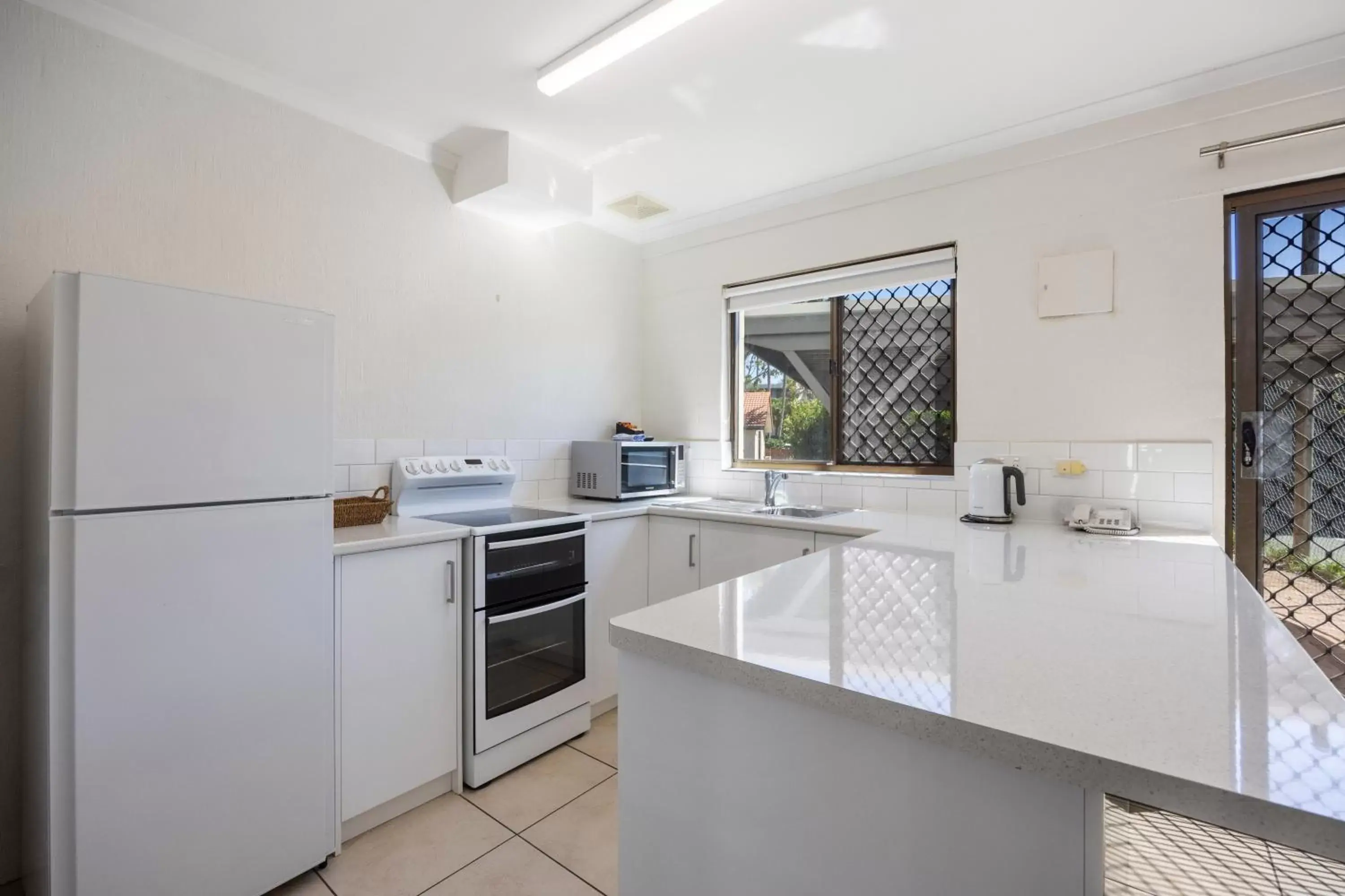 Kitchen/Kitchenette in Wolngarin Holiday Resort Noosa