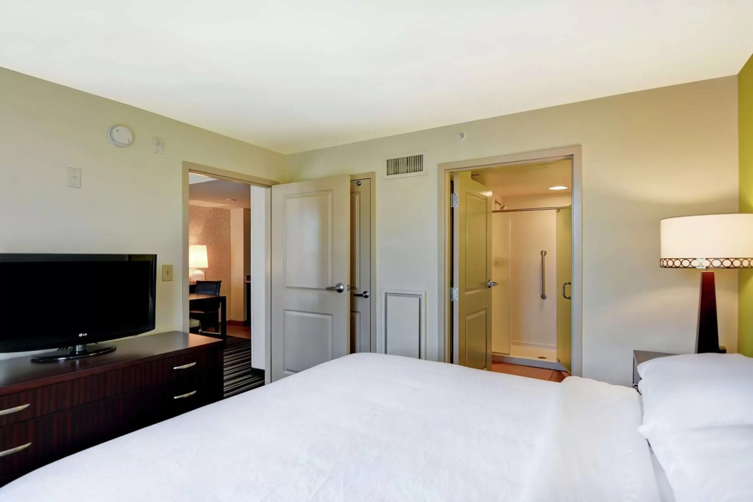 Bathroom, Bed in Embassy Suites Savannah Airport