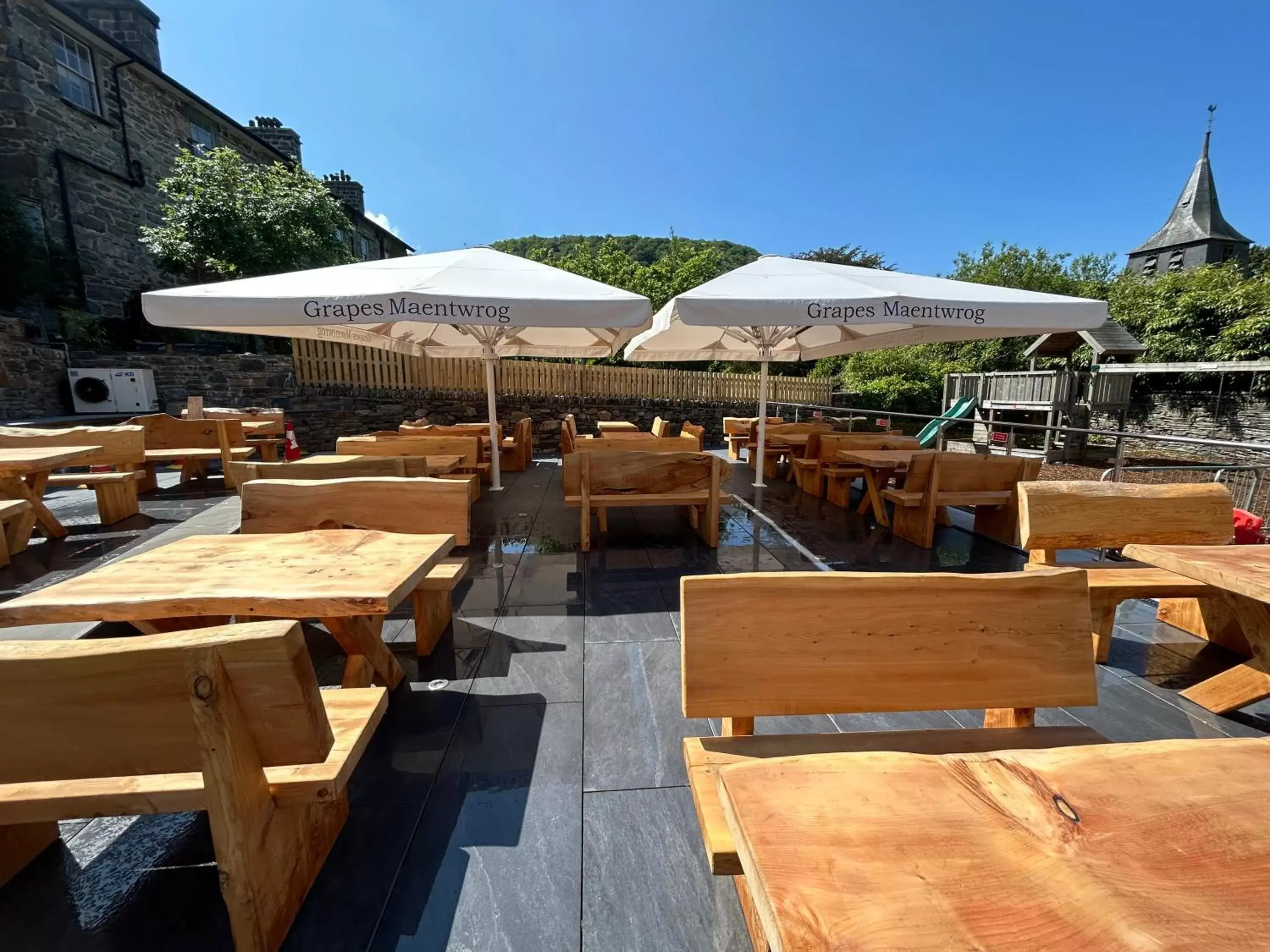 Property building in Grapes Hotel, Bar & Restaurant Snowdonia Nr Zip World Property building in Grapes Hotel, Bar & Restaurant Snowdonia Nr Zip World