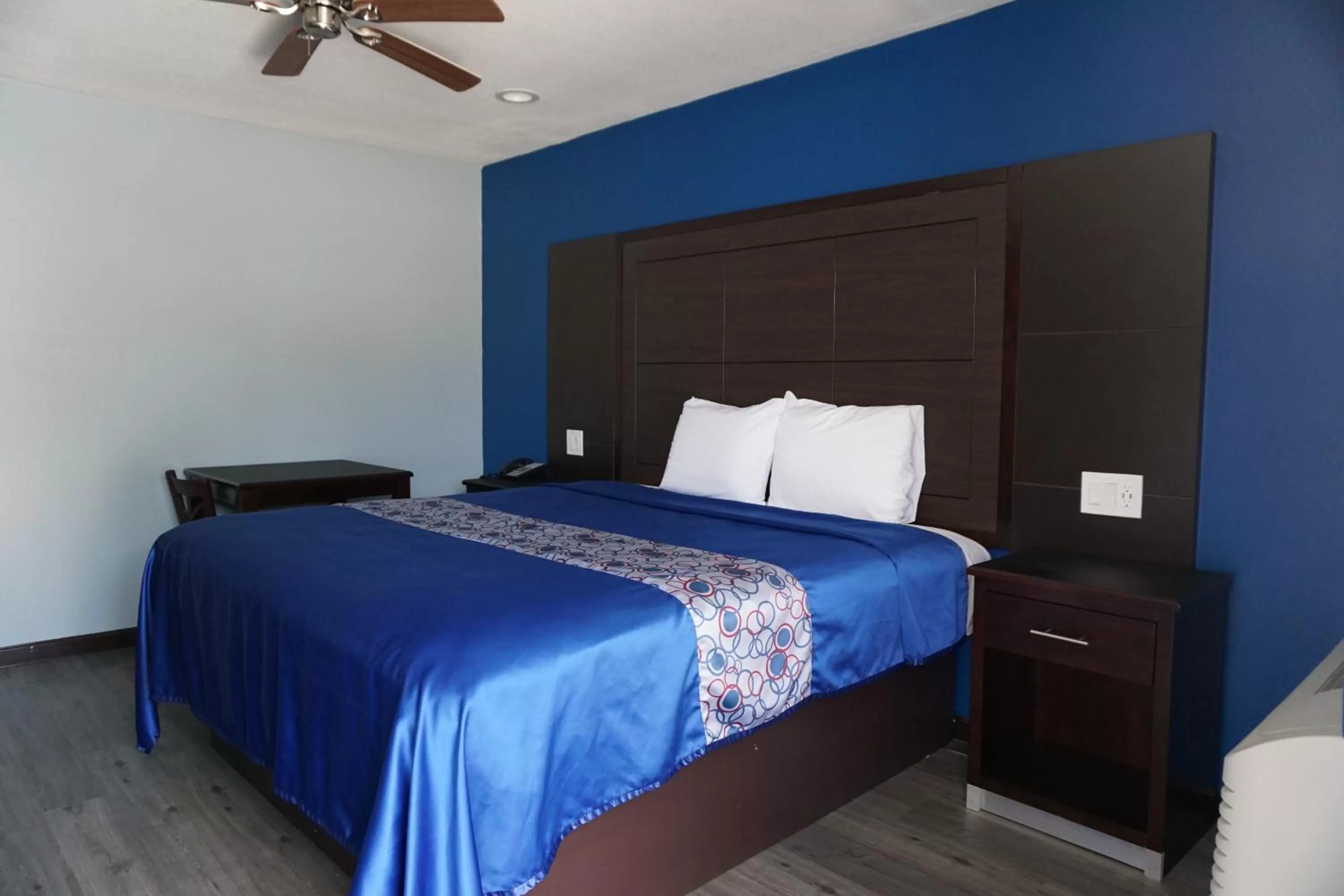 Photo of the whole room, Bed in Star Light Inn