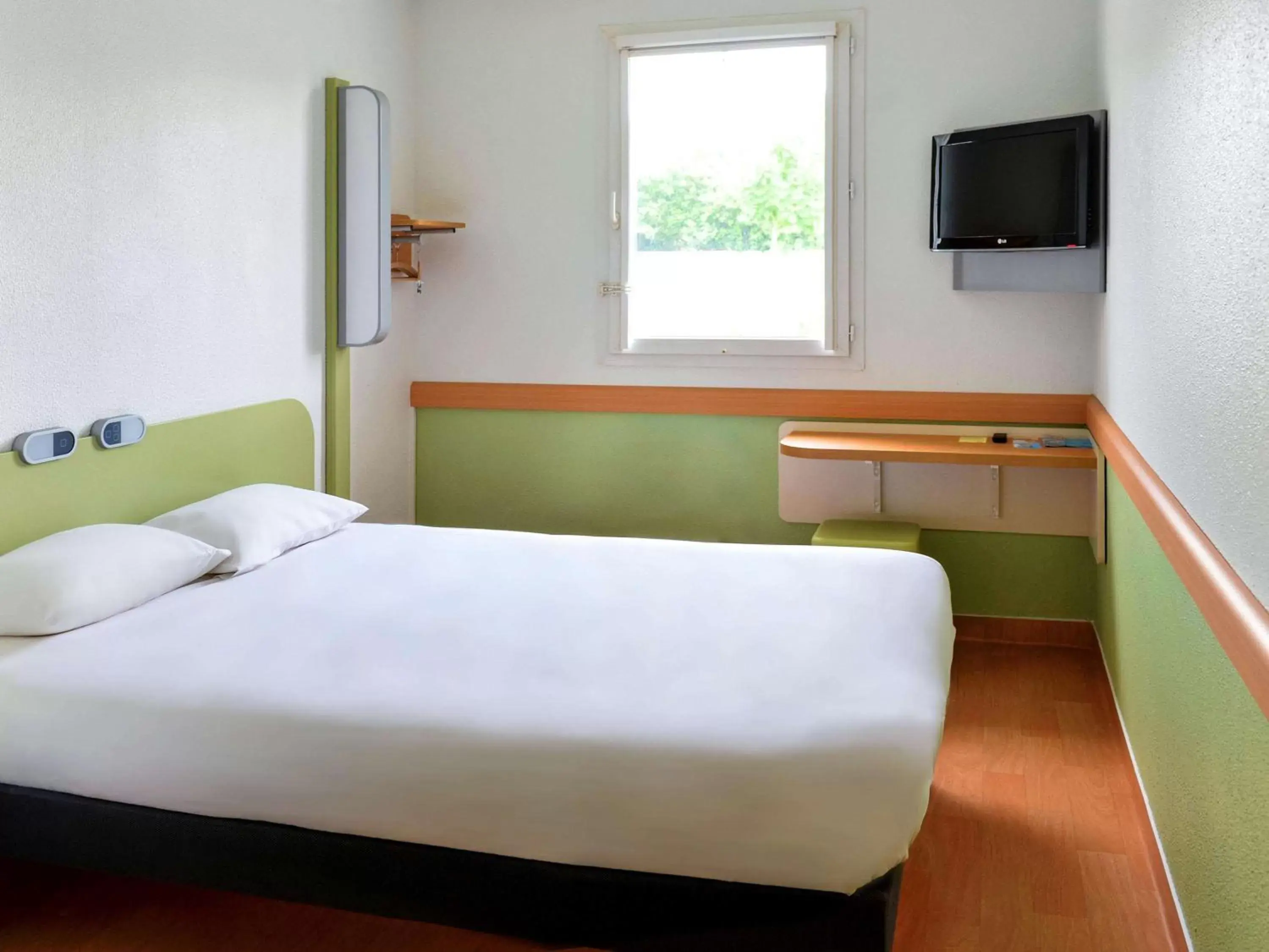 Photo of the whole room, Bed in Ibis budget Orléans Sud Comet