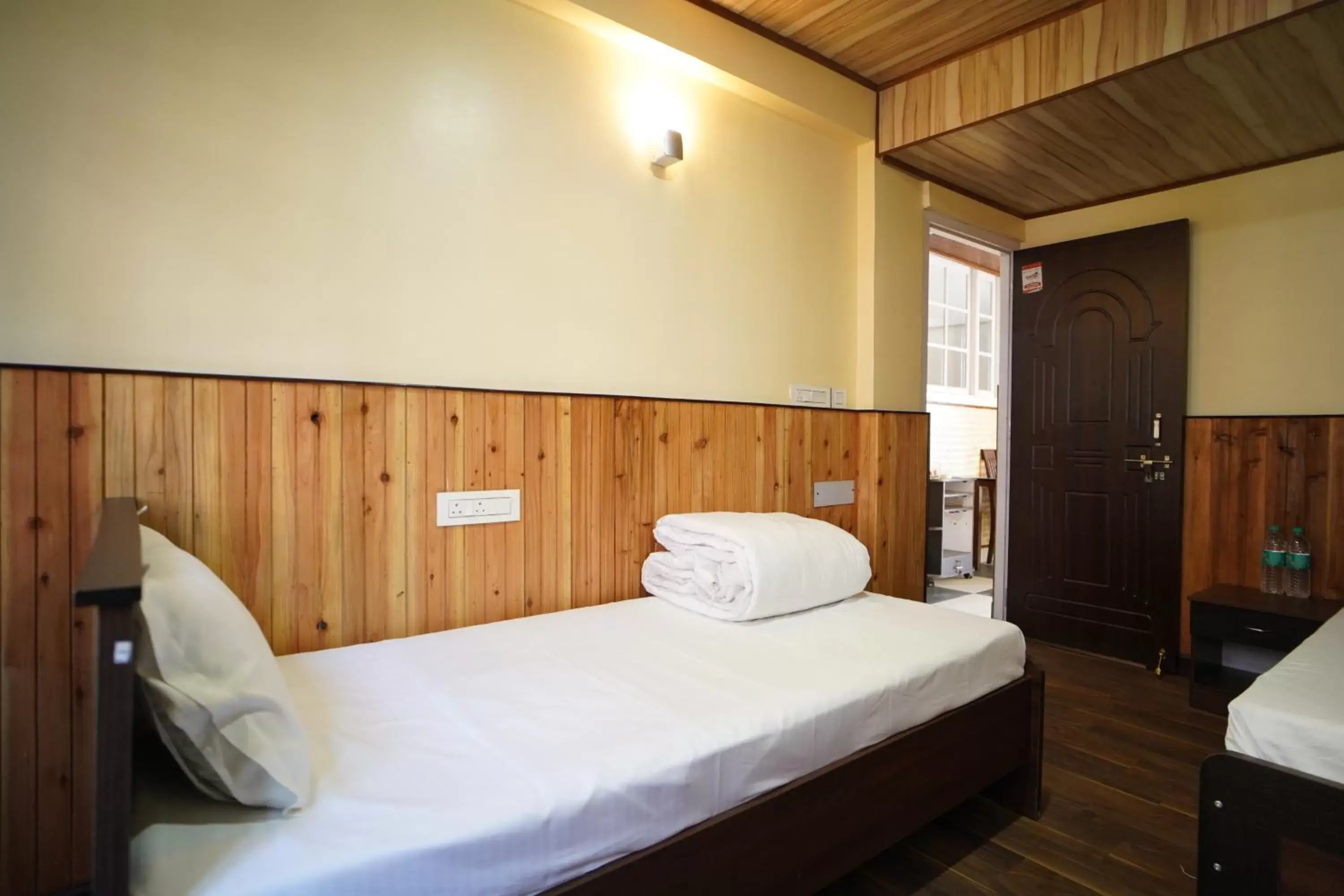 Property building, Bed in Hotel Hill Queen near Sherpa Gumba Darjeeling Mall 5 Min Couple Friendly Property building, Bed in Hotel Hill Queen near Sherpa Gumba Darjeeling Mall 5 Min Couple Friendly