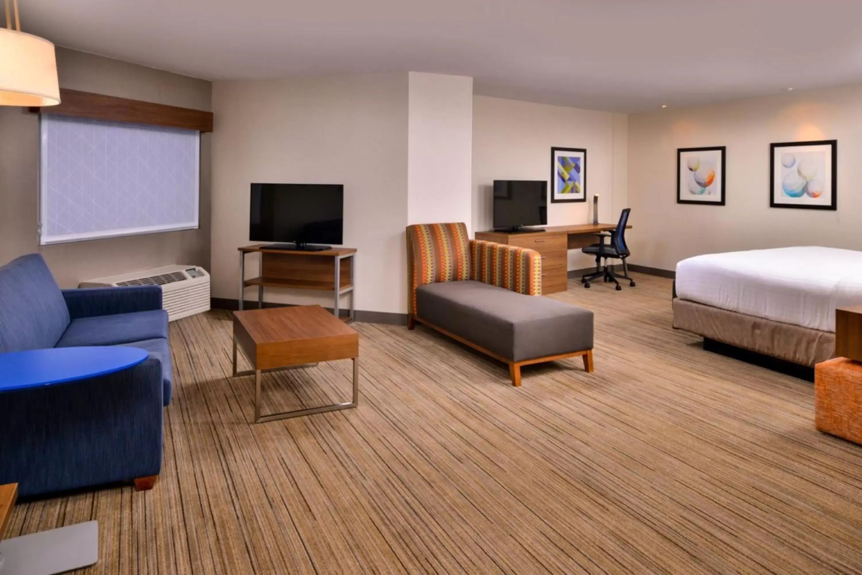 Photo of the whole room, Seating Area in Holiday Inn Express Walnut Creek, an IHG Hotel