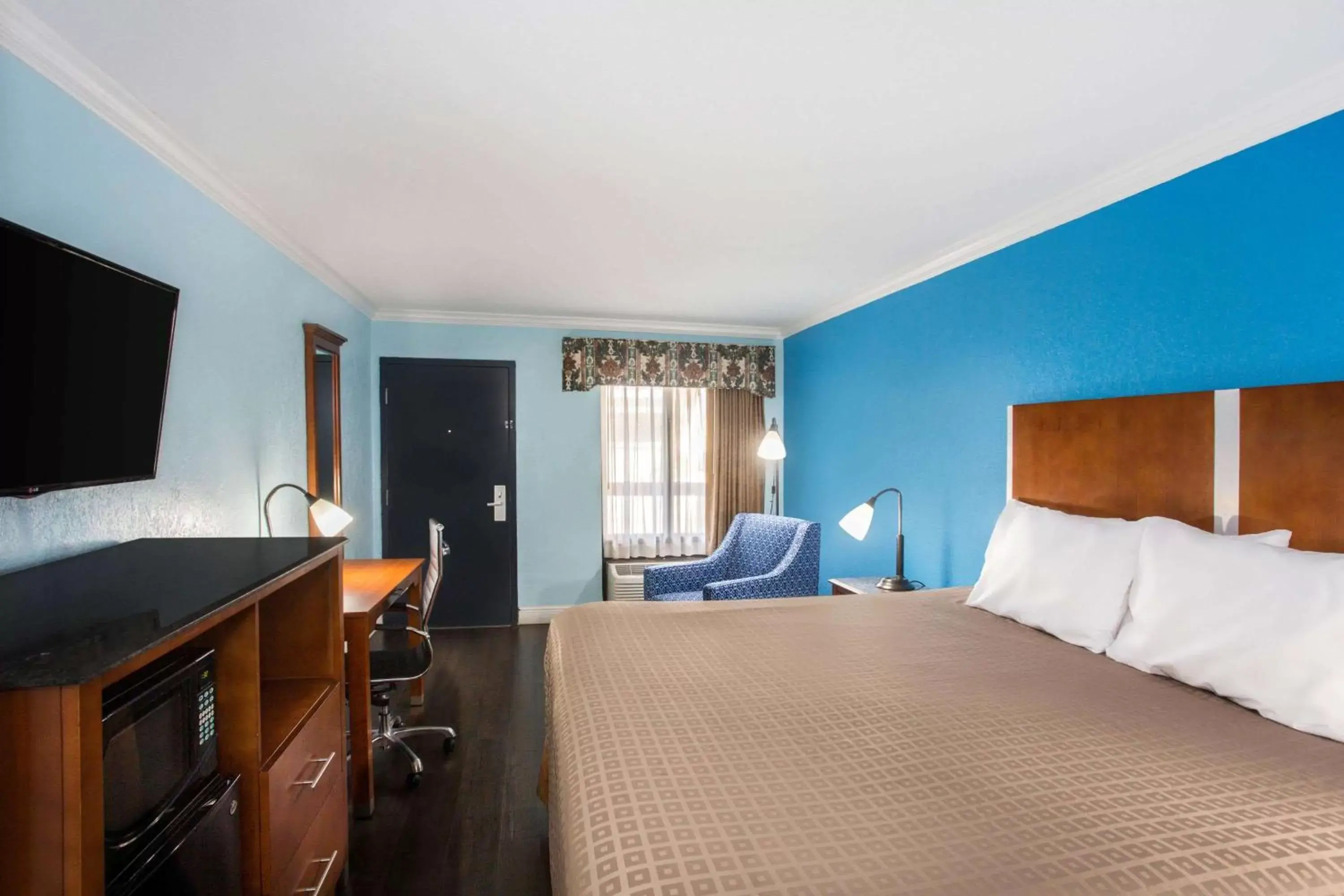 Bedroom, Bed in Days Inn by Wyndham Florida City