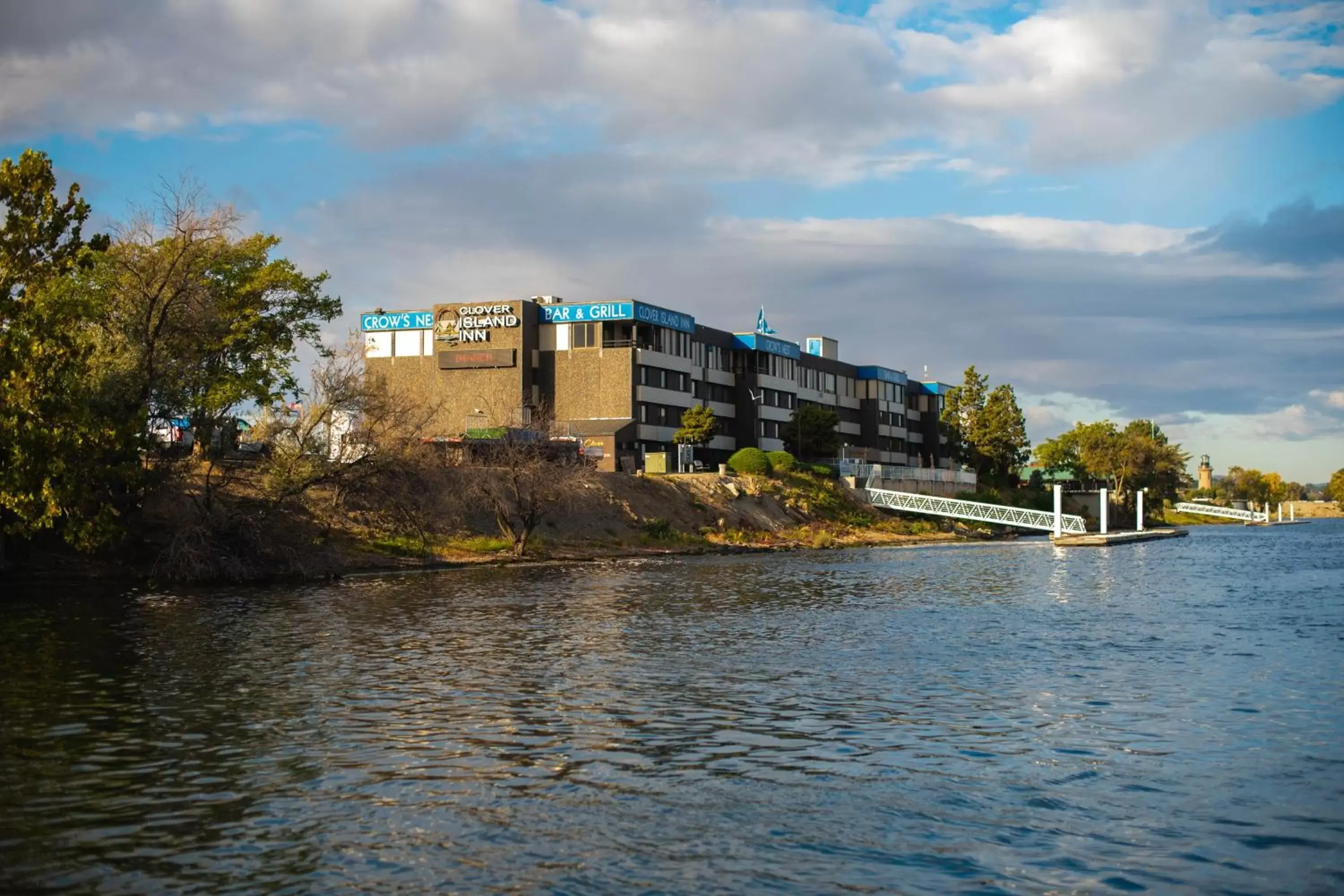 Property Building in Clover Island Inn