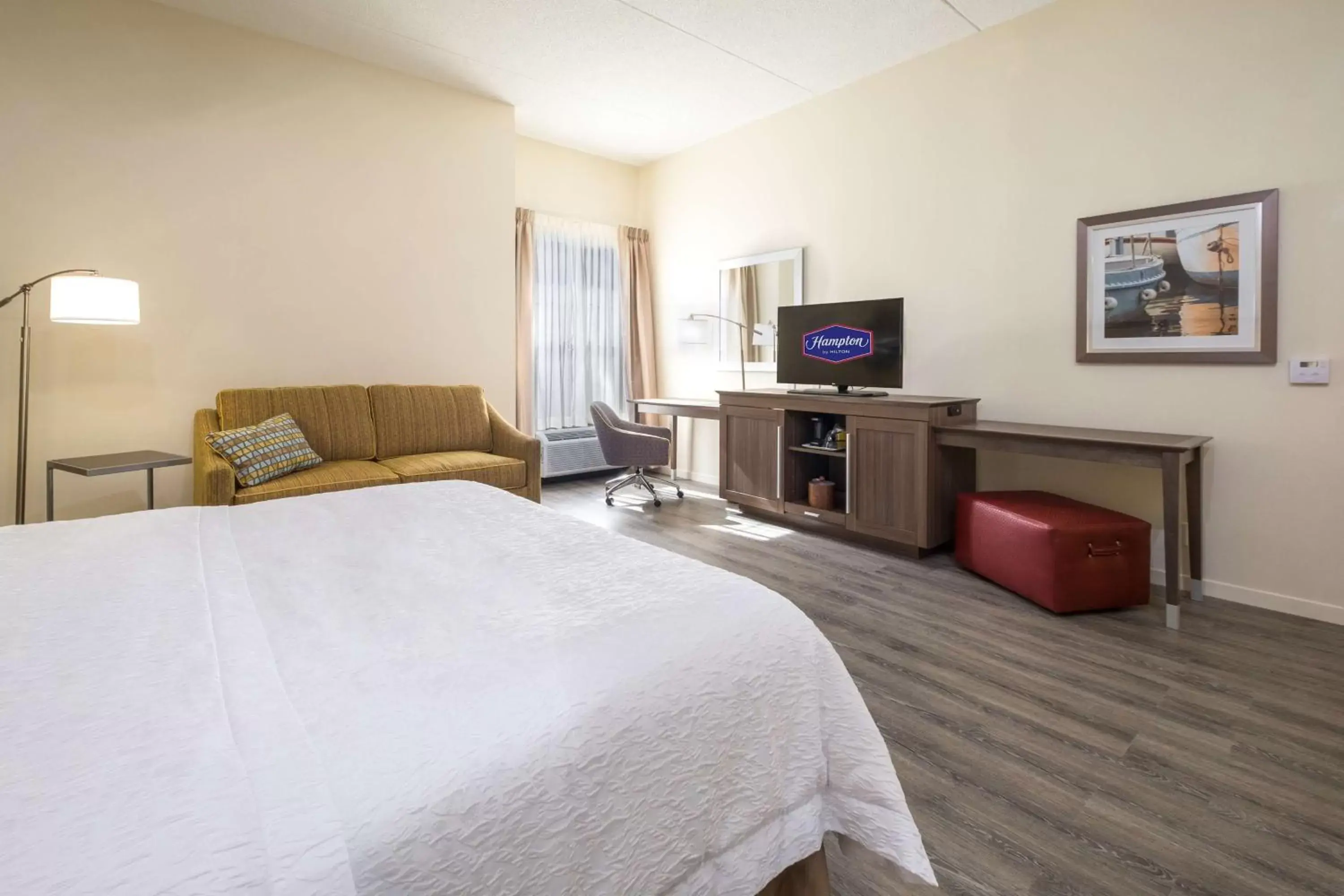 Bedroom, TV/Entertainment Center in Hampton Inn Waterville