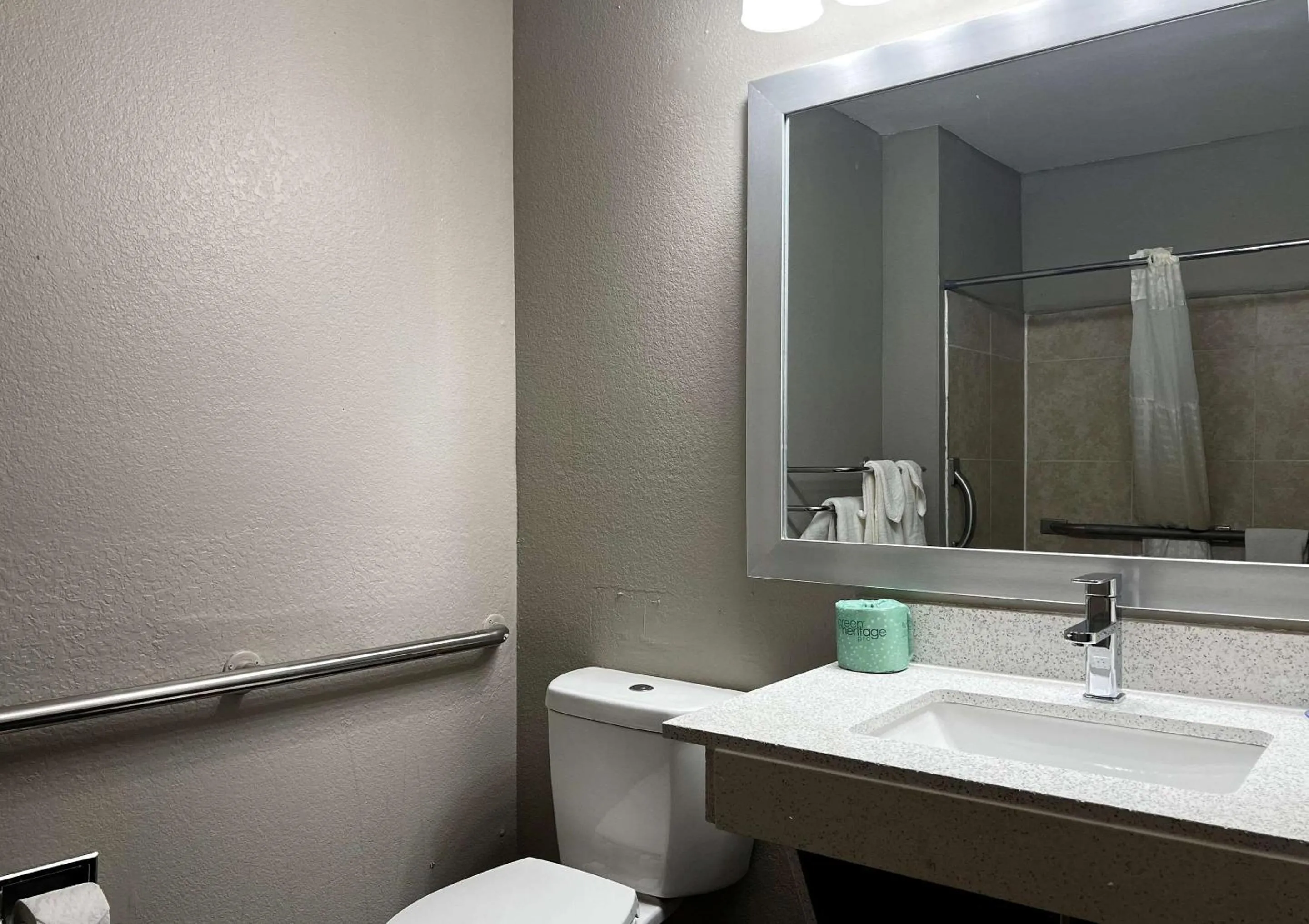 Bedroom, Bathroom in Econo Lodge