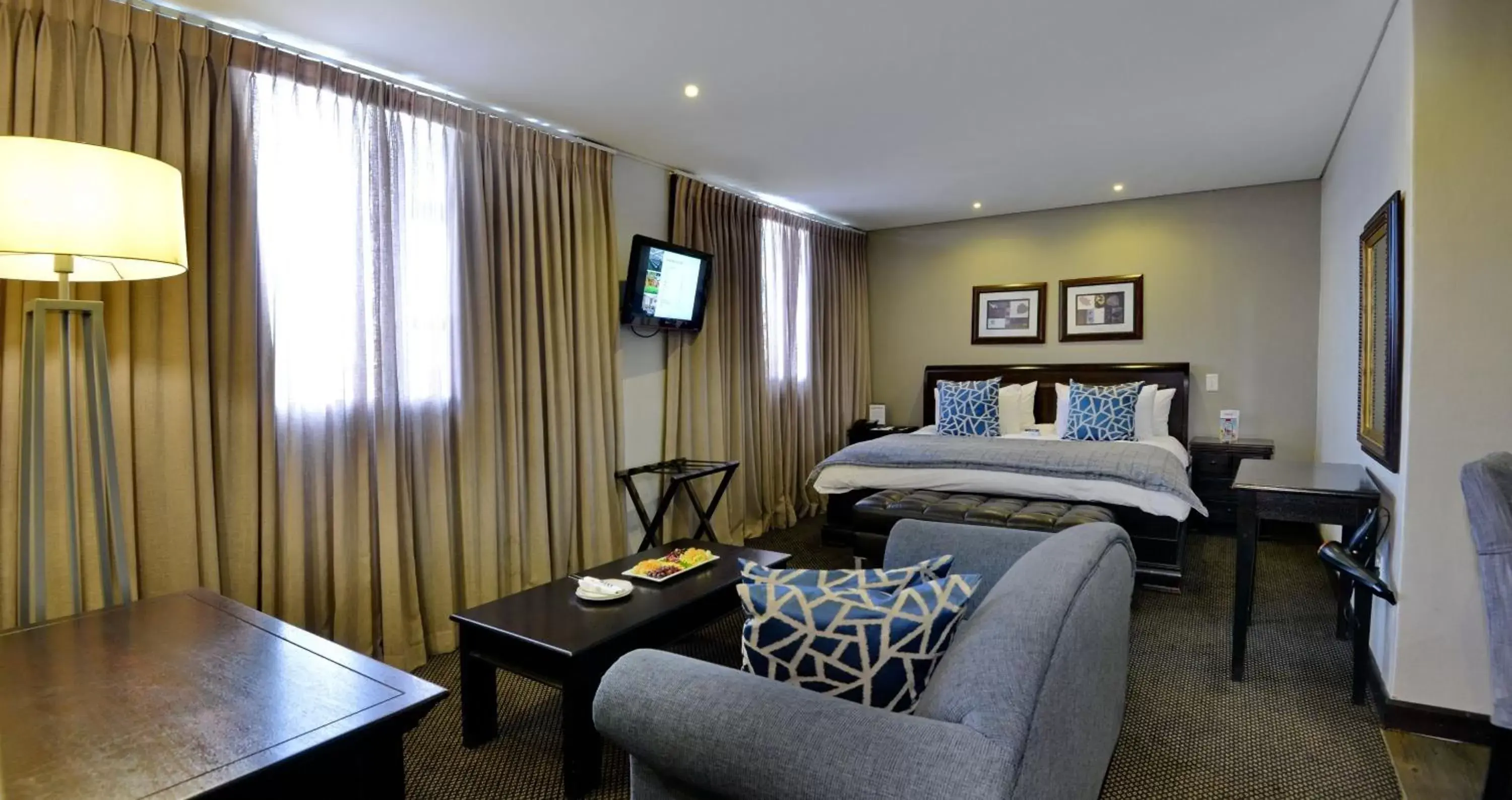 Bed, Seating Area in ANEW Hotel Witbank Emalahleni