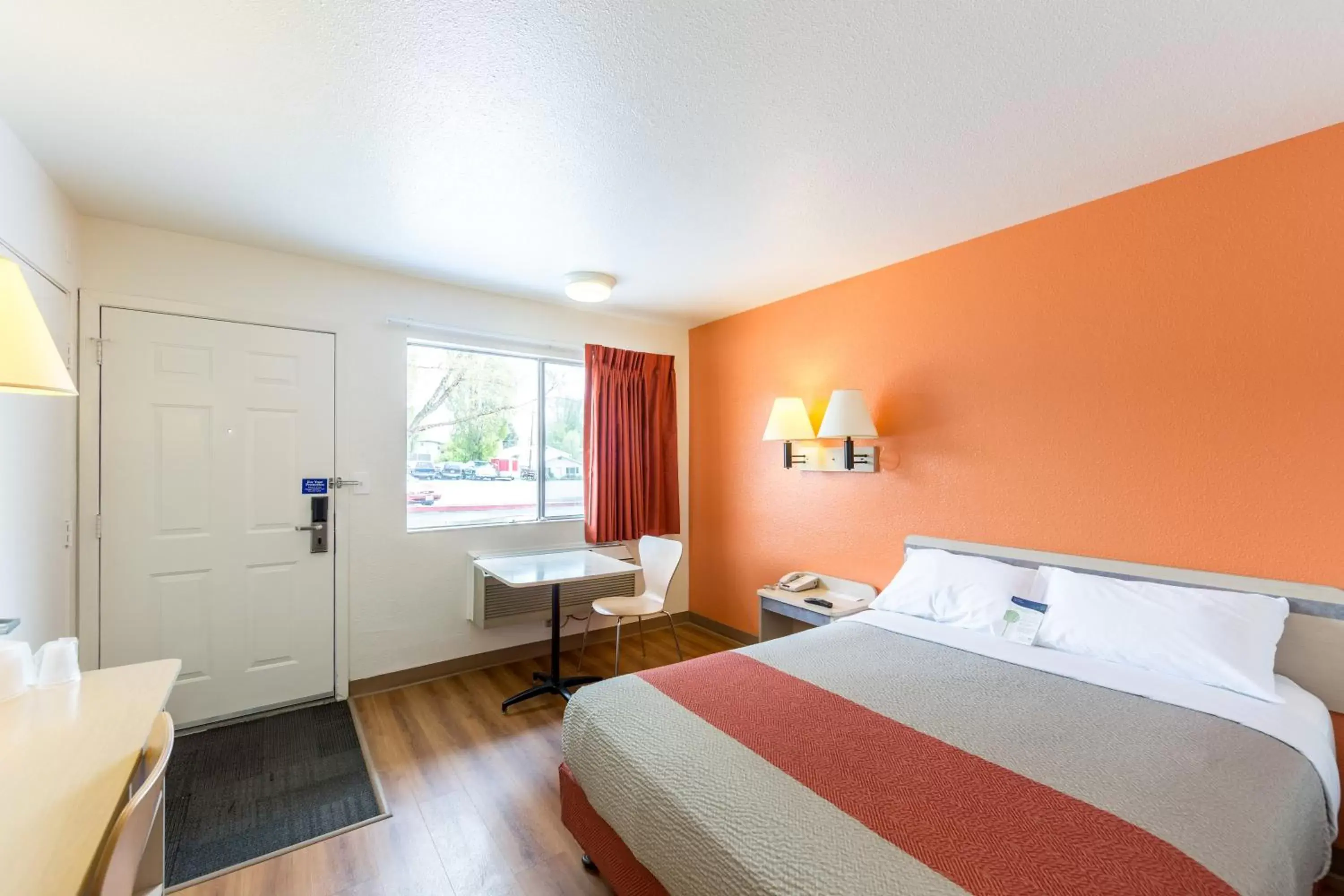 Bedroom, Bed in Motel 6-Klamath Falls, OR