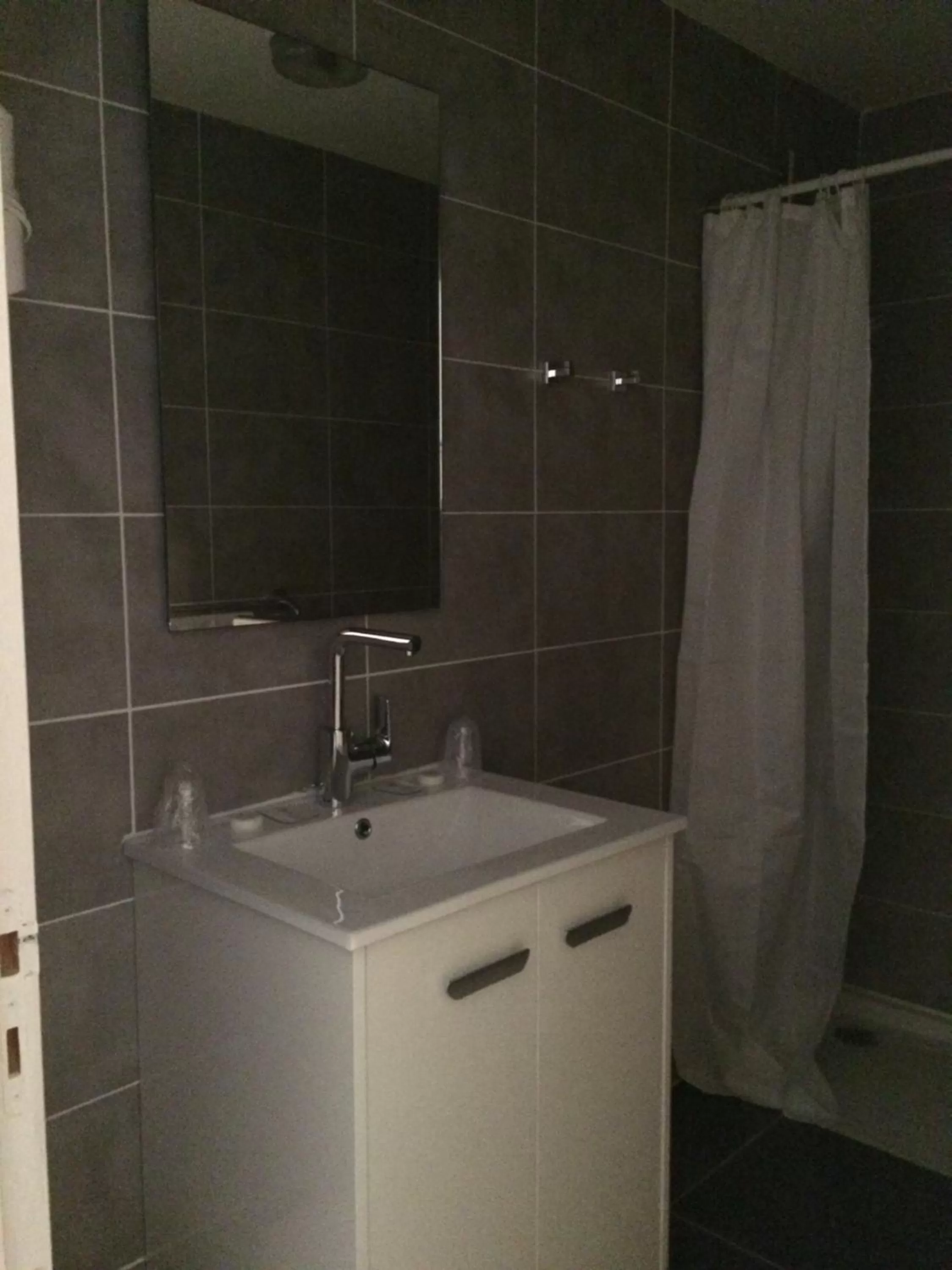 Shower, Bathroom in Hôtel Restaurant Le Provençal