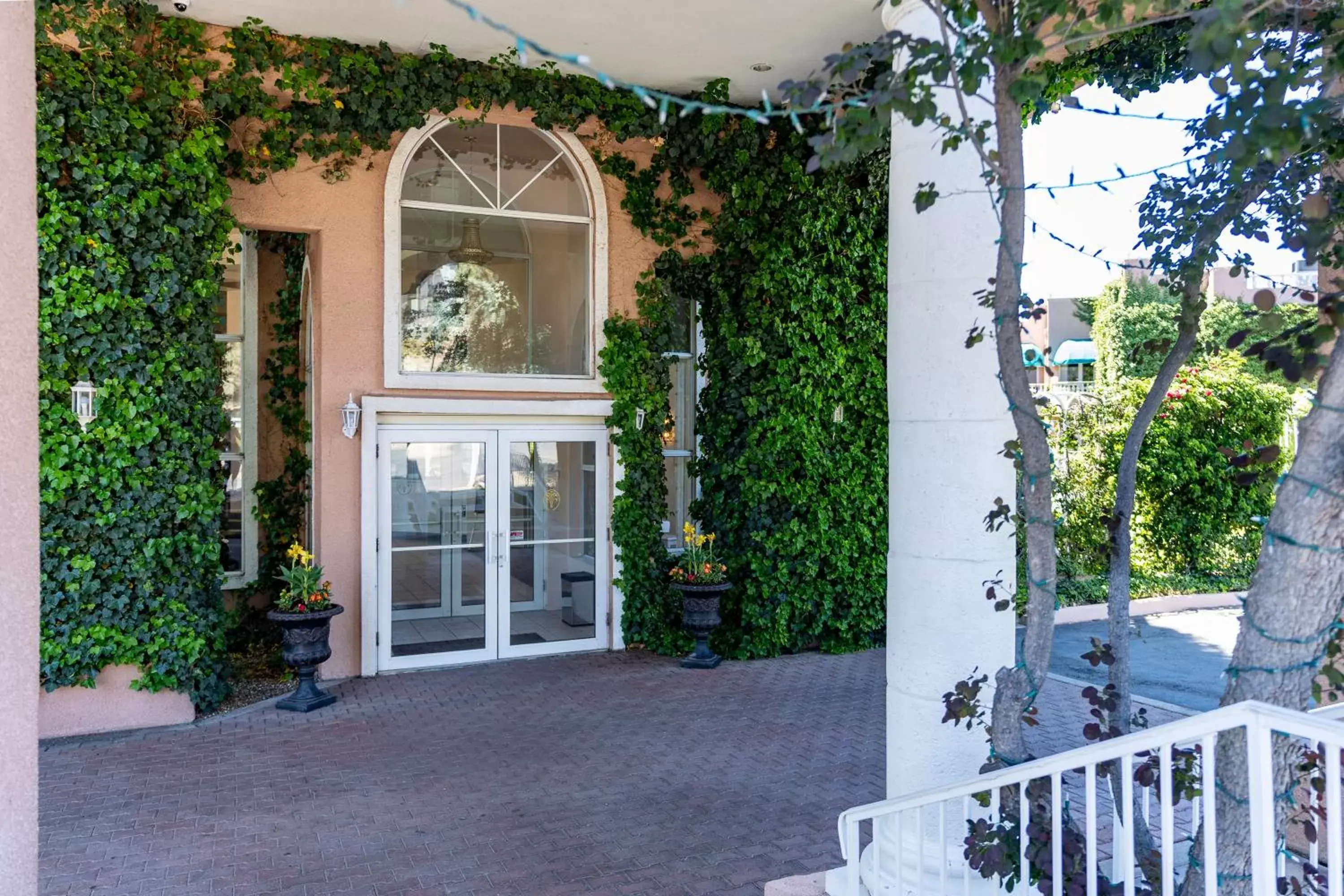 Facade/entrance in Forest Villas Hotel