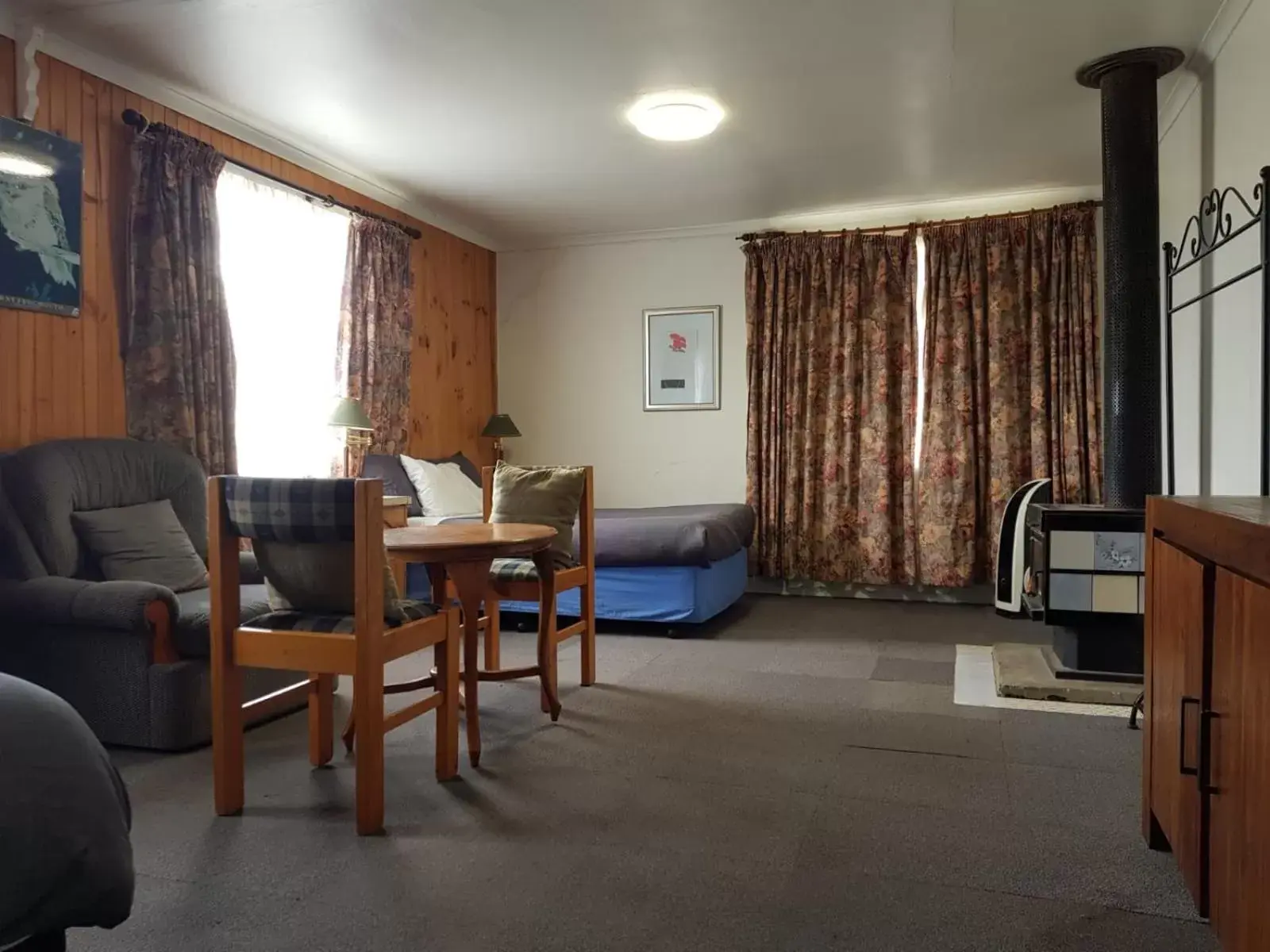 Bedroom, Seating Area in Clunes Motel