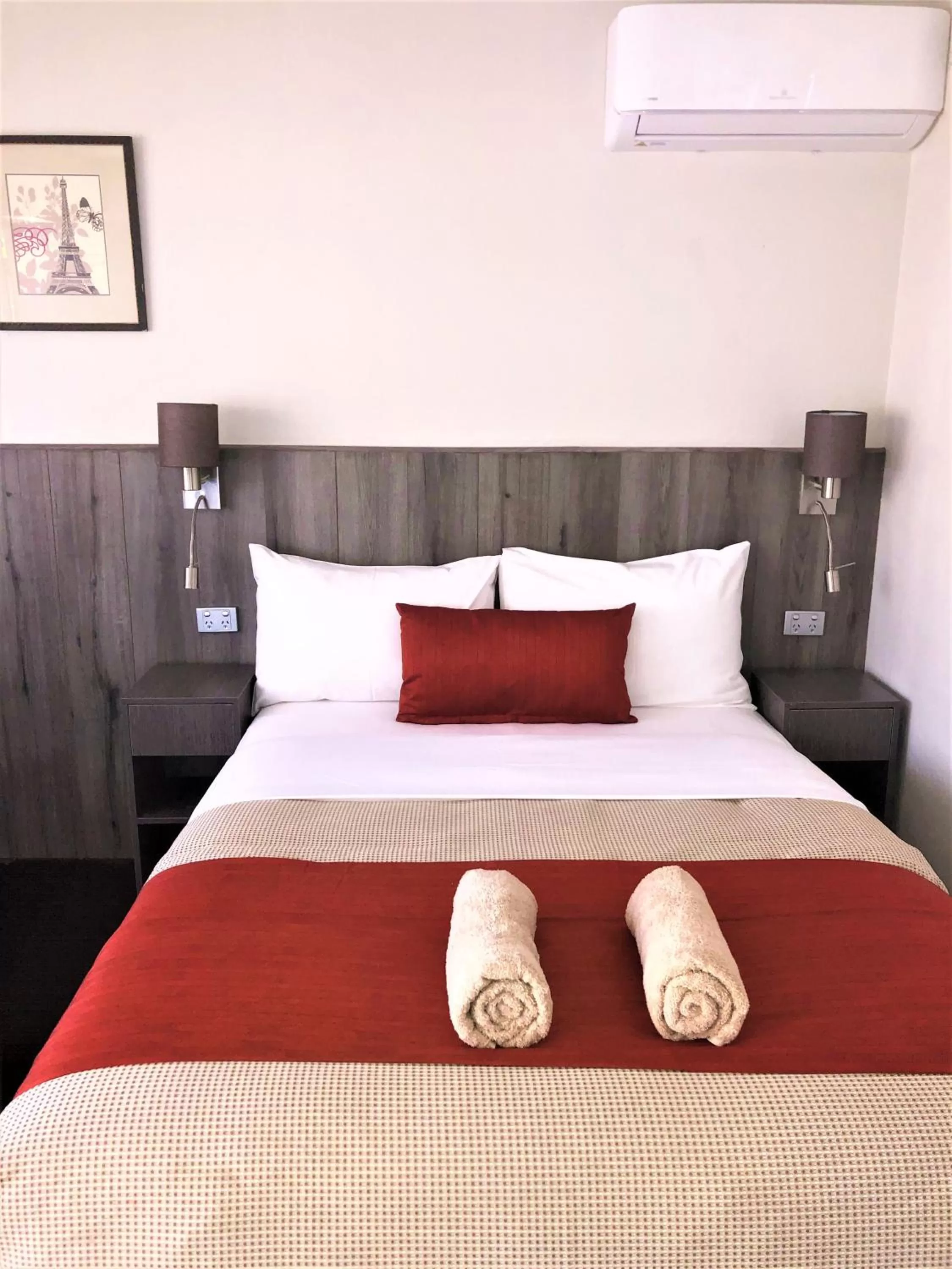 Bed in Bradman Motor Inn