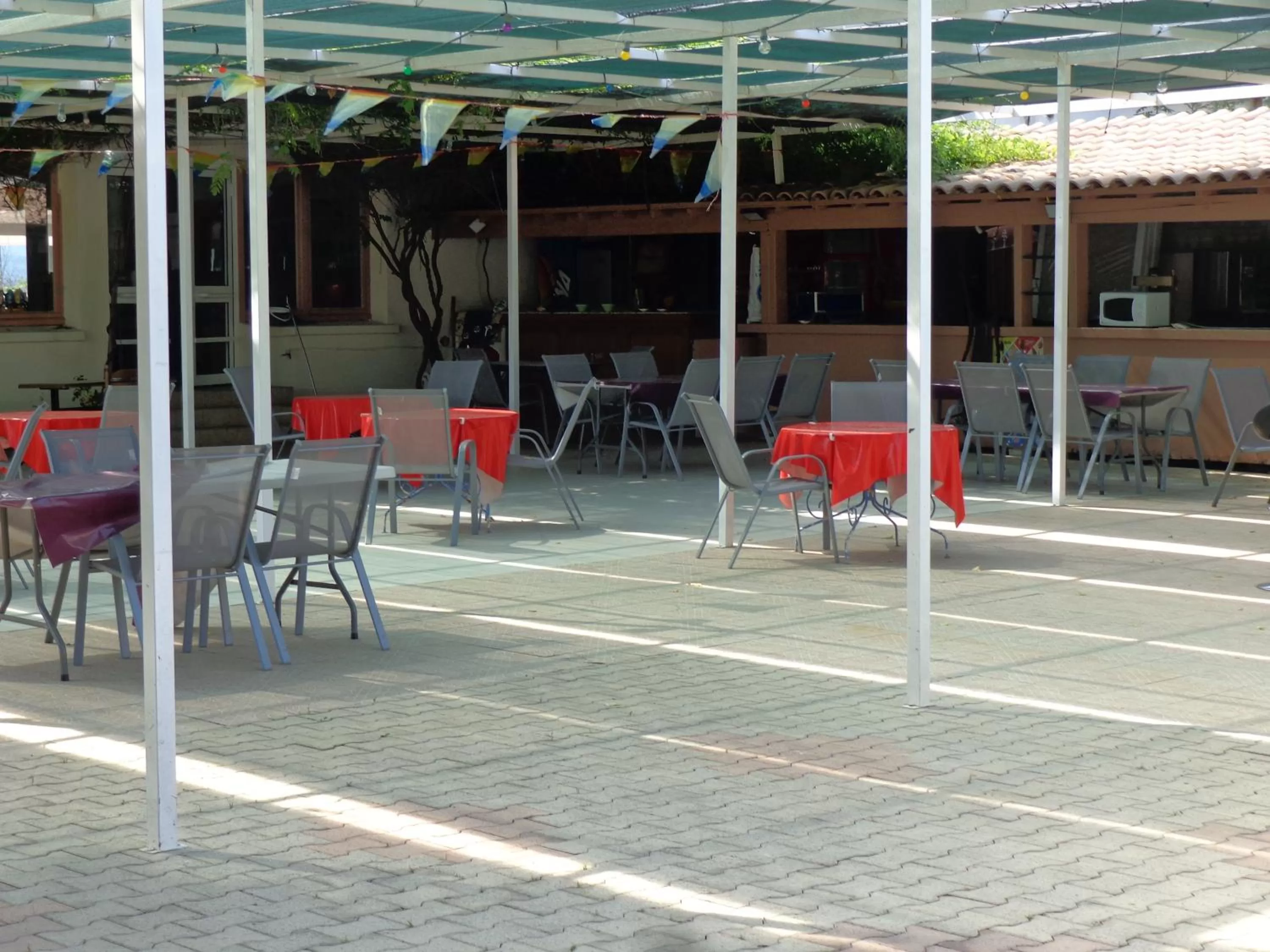 Patio, Restaurant/Places to Eat in Le Relais de la RN7
