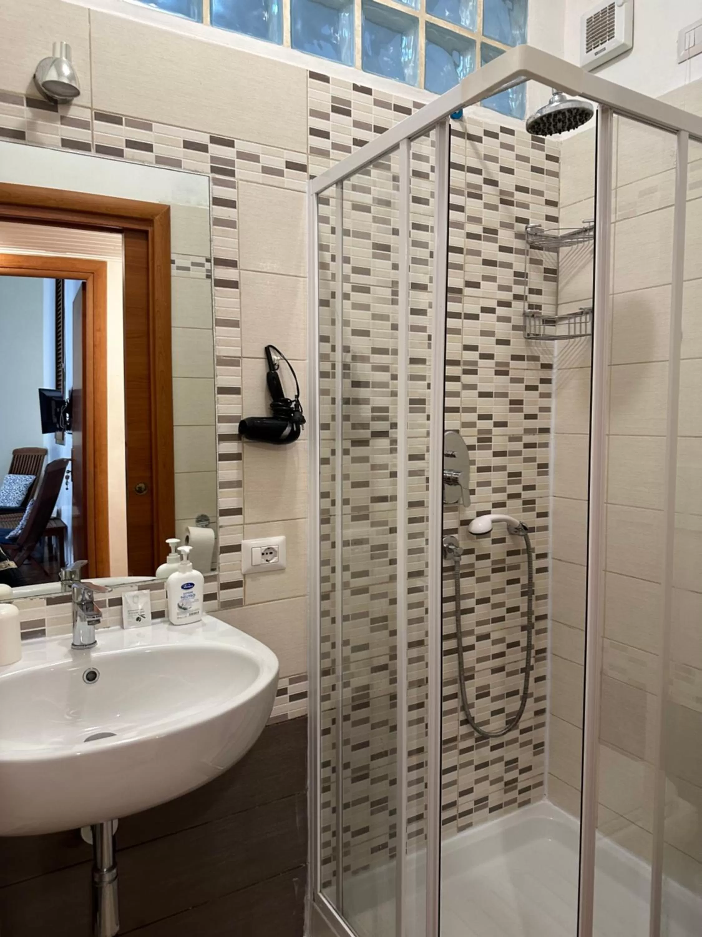 Bathroom in Al Porto Di Roma B&B