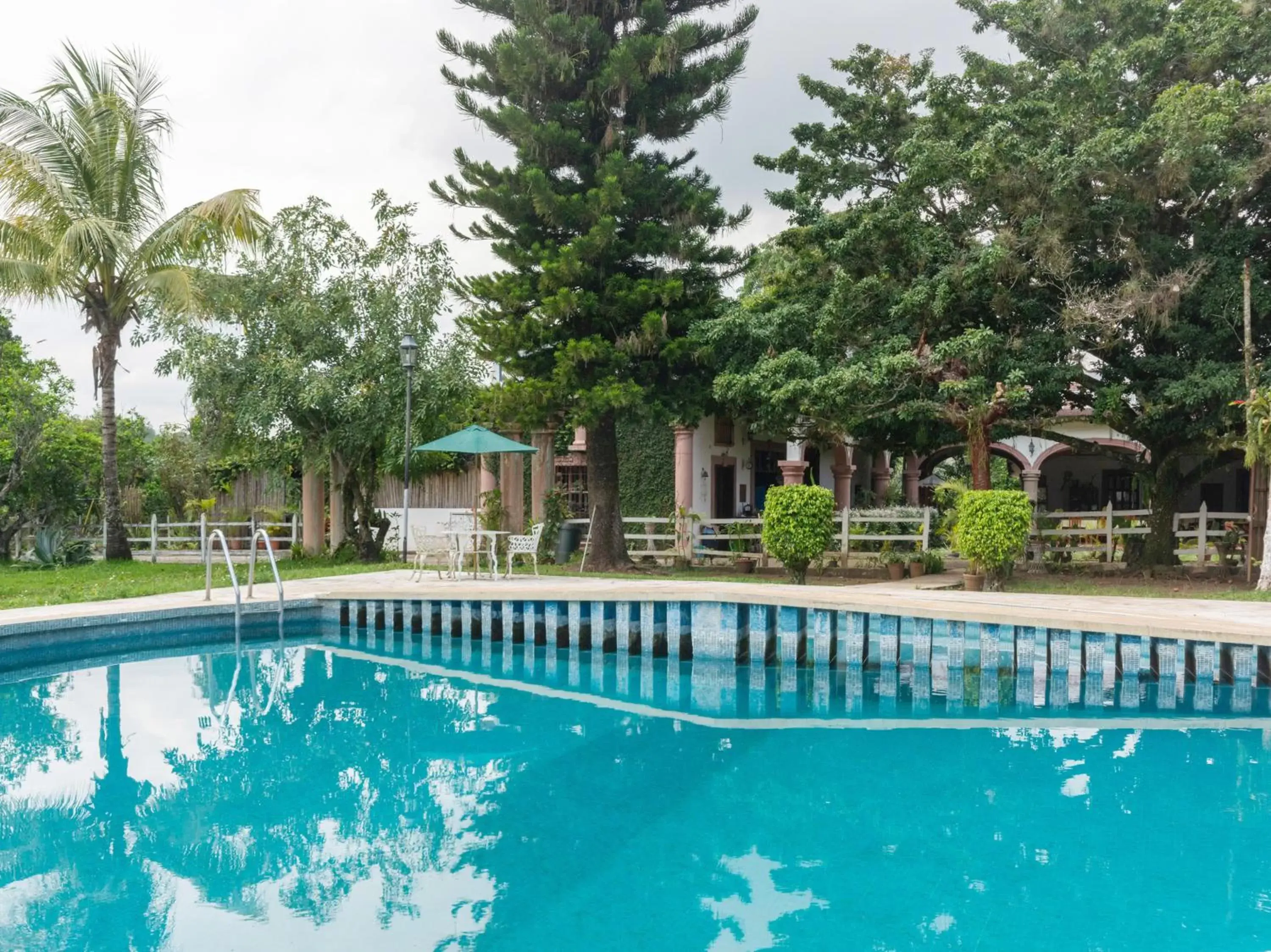 Swimming Pool in Rancho Hotel El Carmen