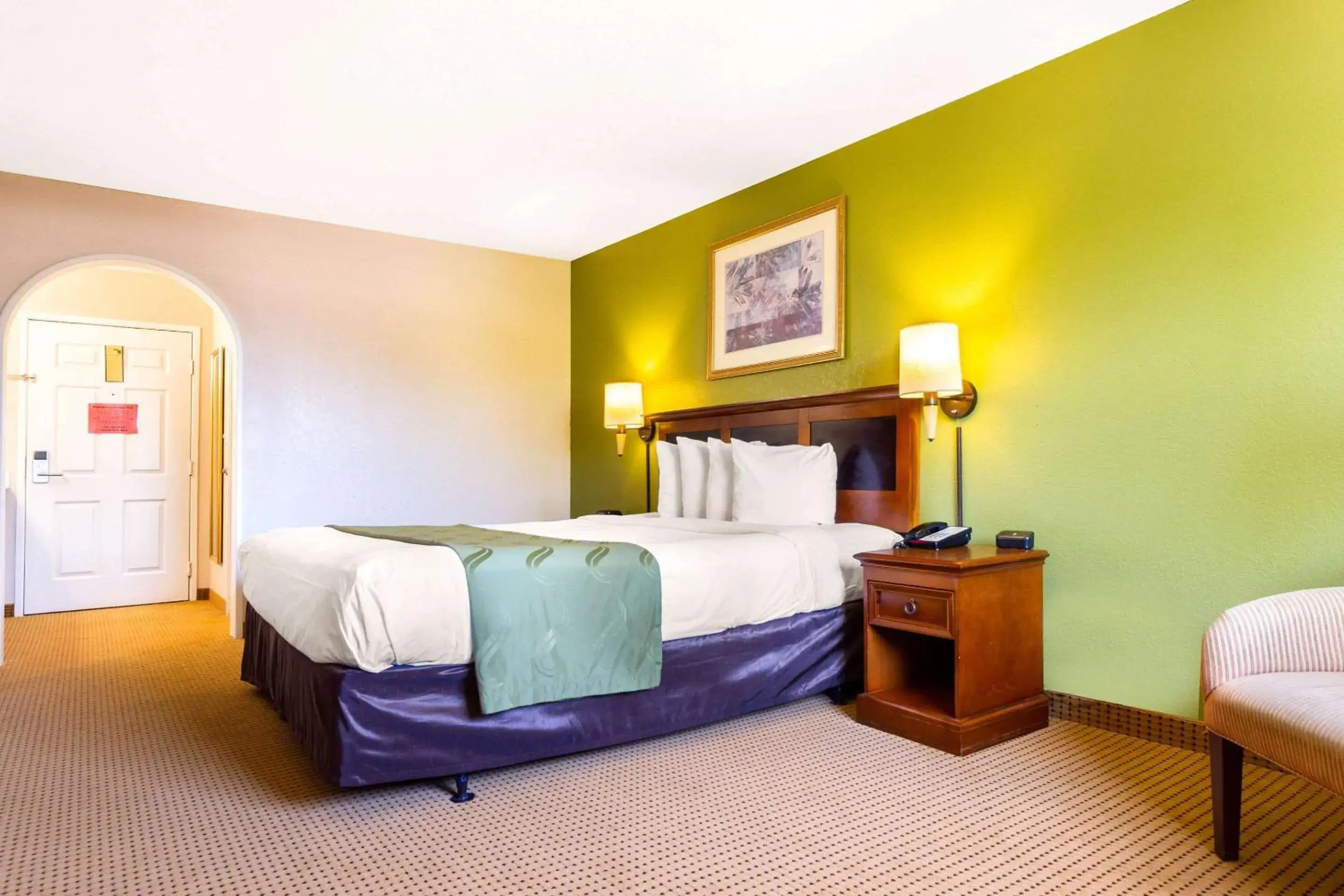 Photo of the whole room, Bed in Rodeway Inn Auburn – Foresthill