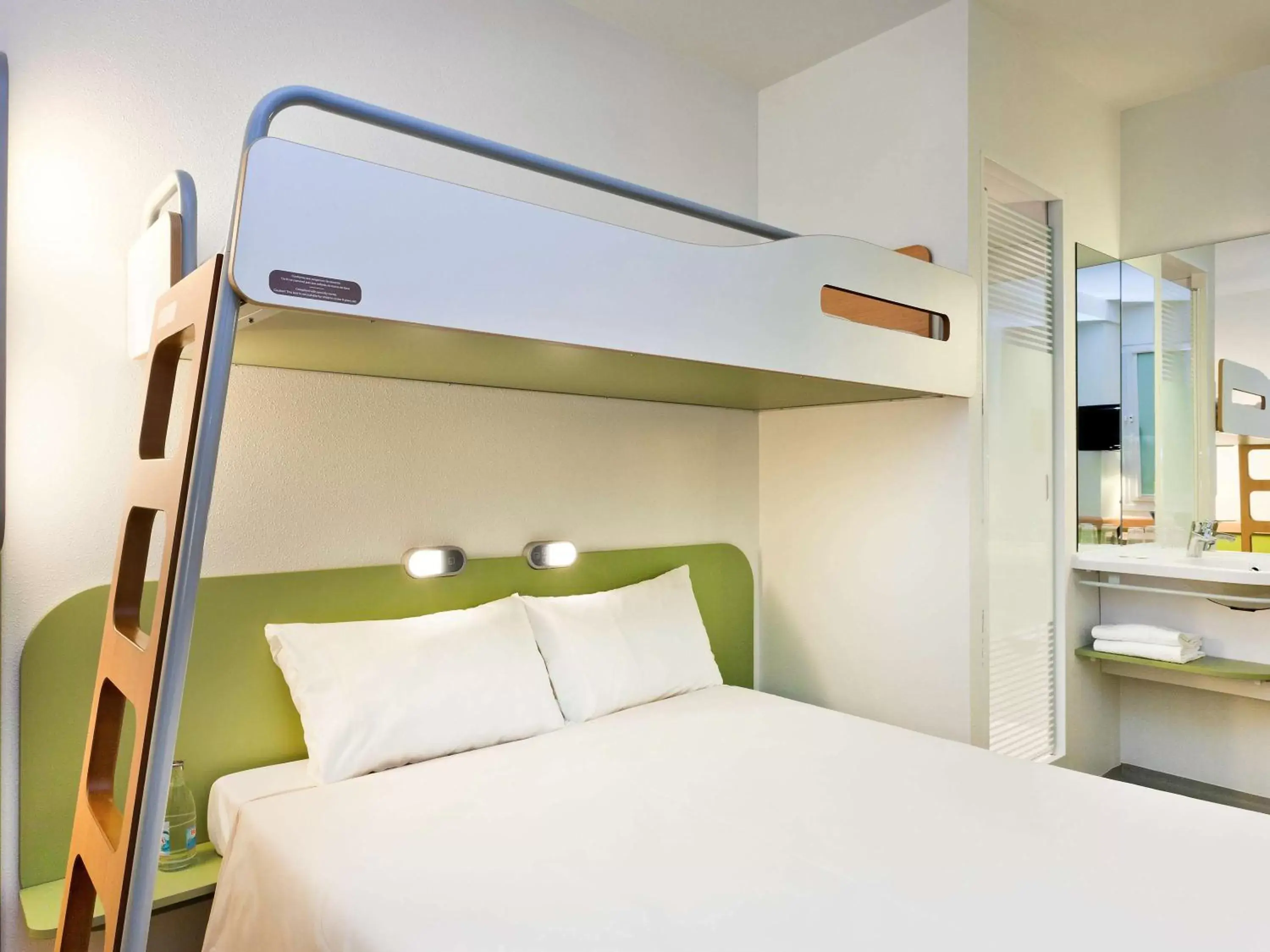 Photo of the whole room, Bunk Bed in Ibis Budget Montelimar