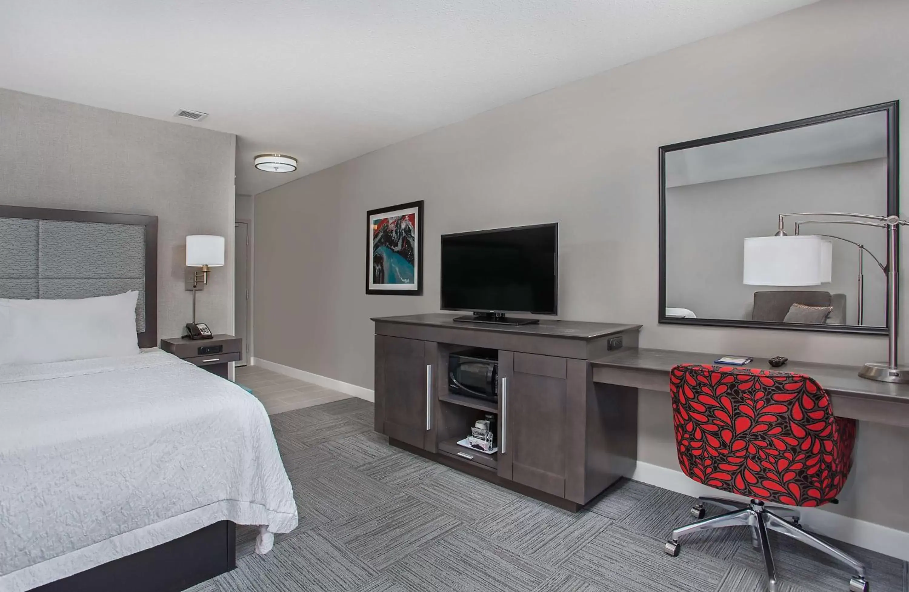 Bedroom, TV/Entertainment Center in Hampton Inn Vincennes