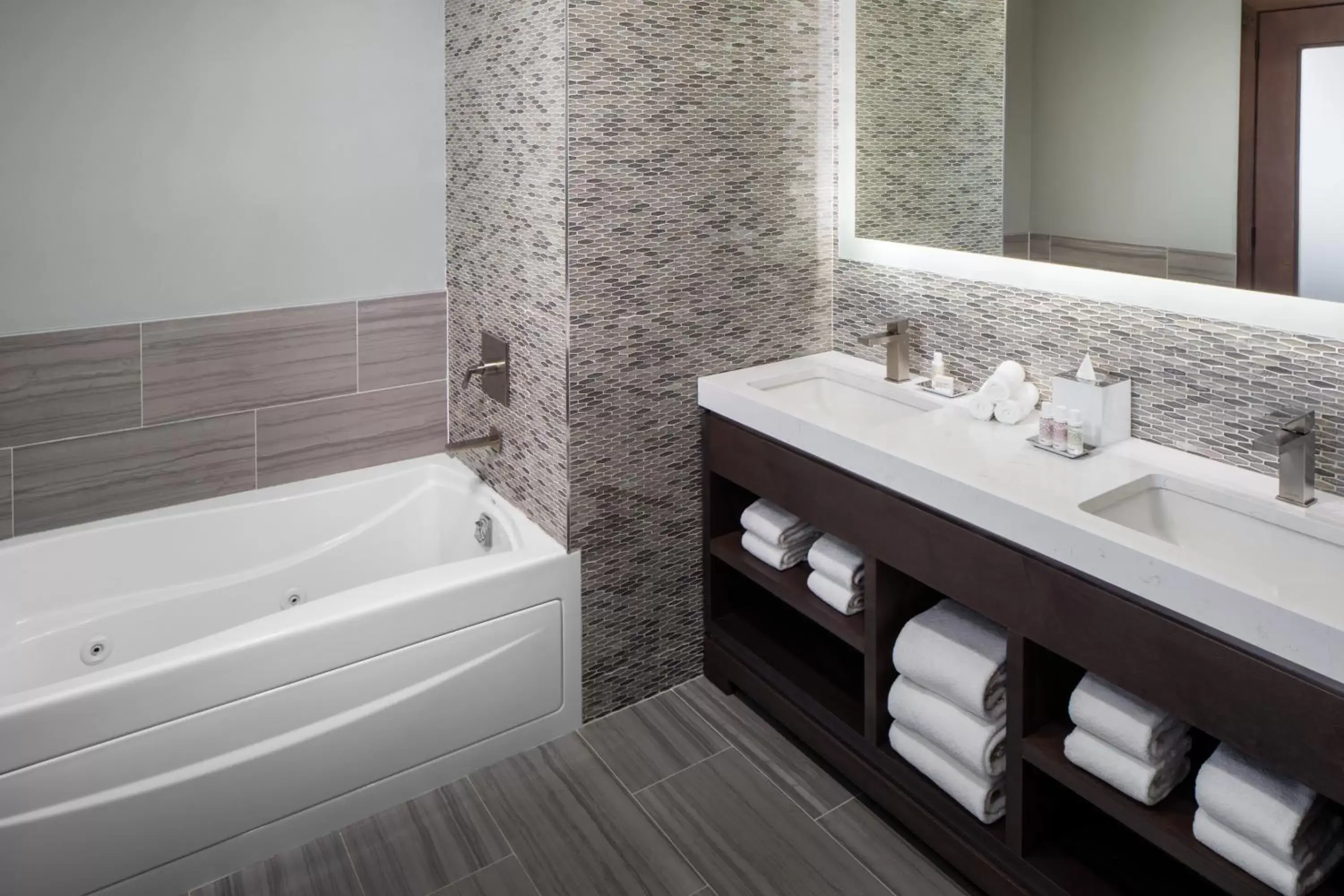Bath, Bathroom in Hotel Indigo - Flushing, an IHG Hotel