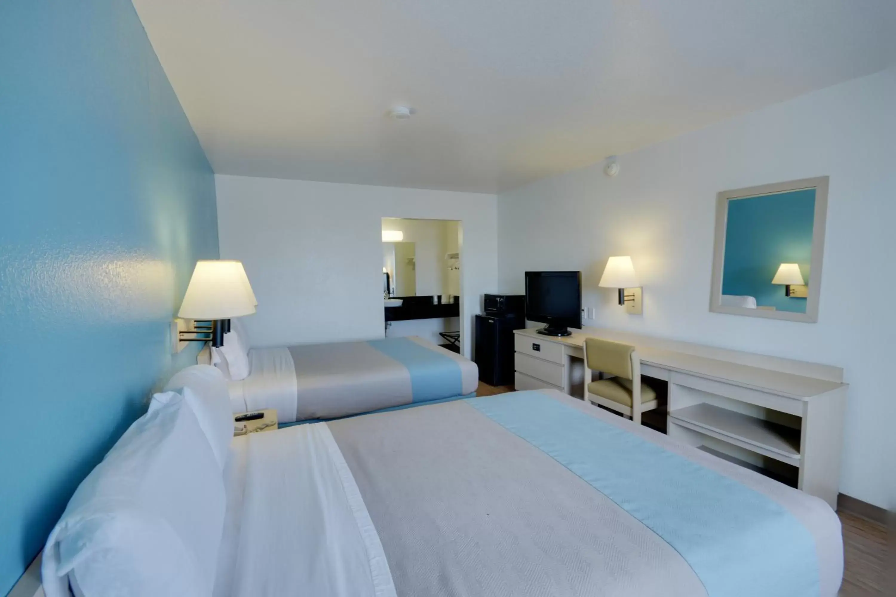 Bedroom, Bed in Motel 6-Webster, TX - Houston - Nasa Lake