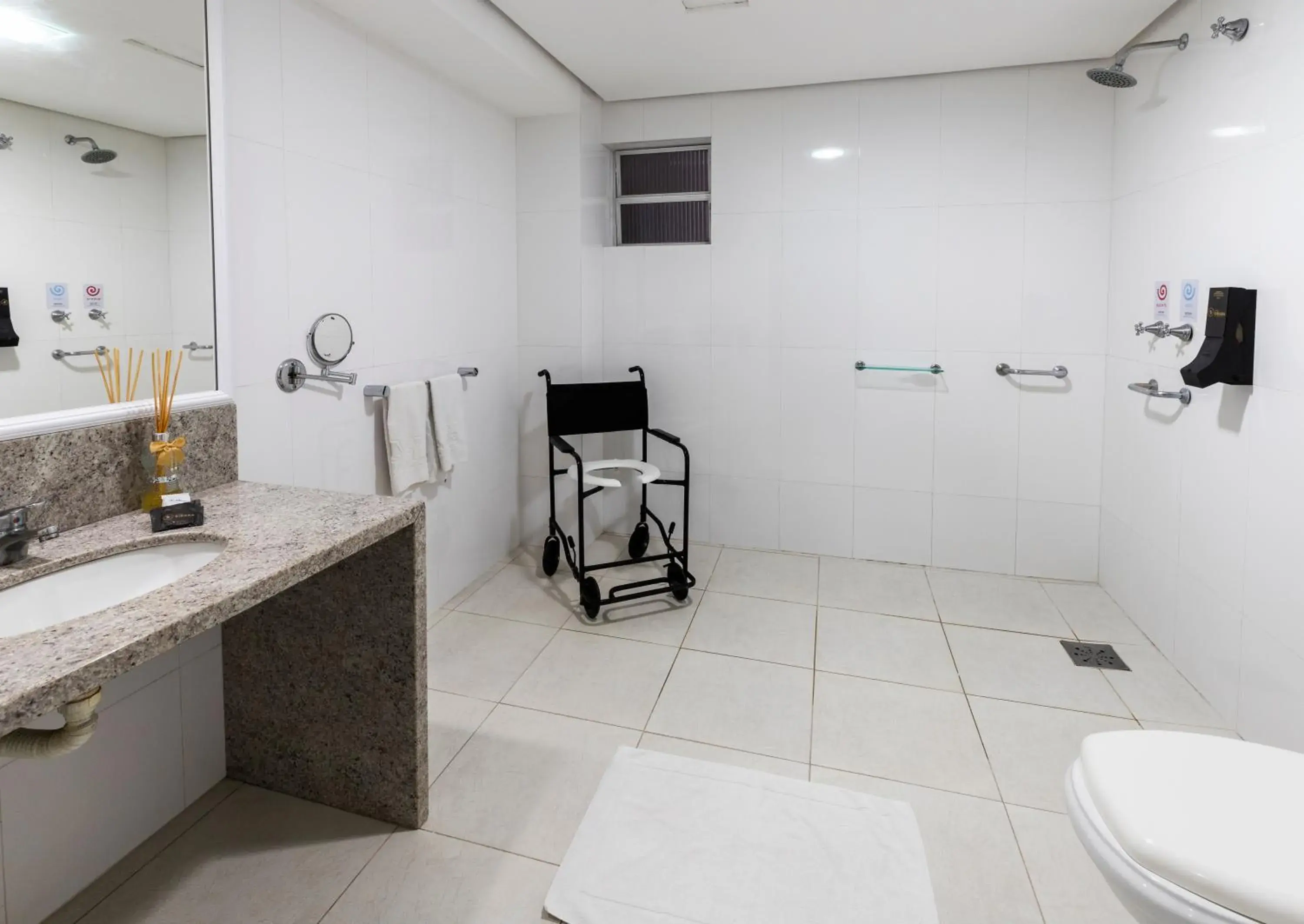 Twin Room - Disability Access in Sibara Flat Hotel & Convencoes