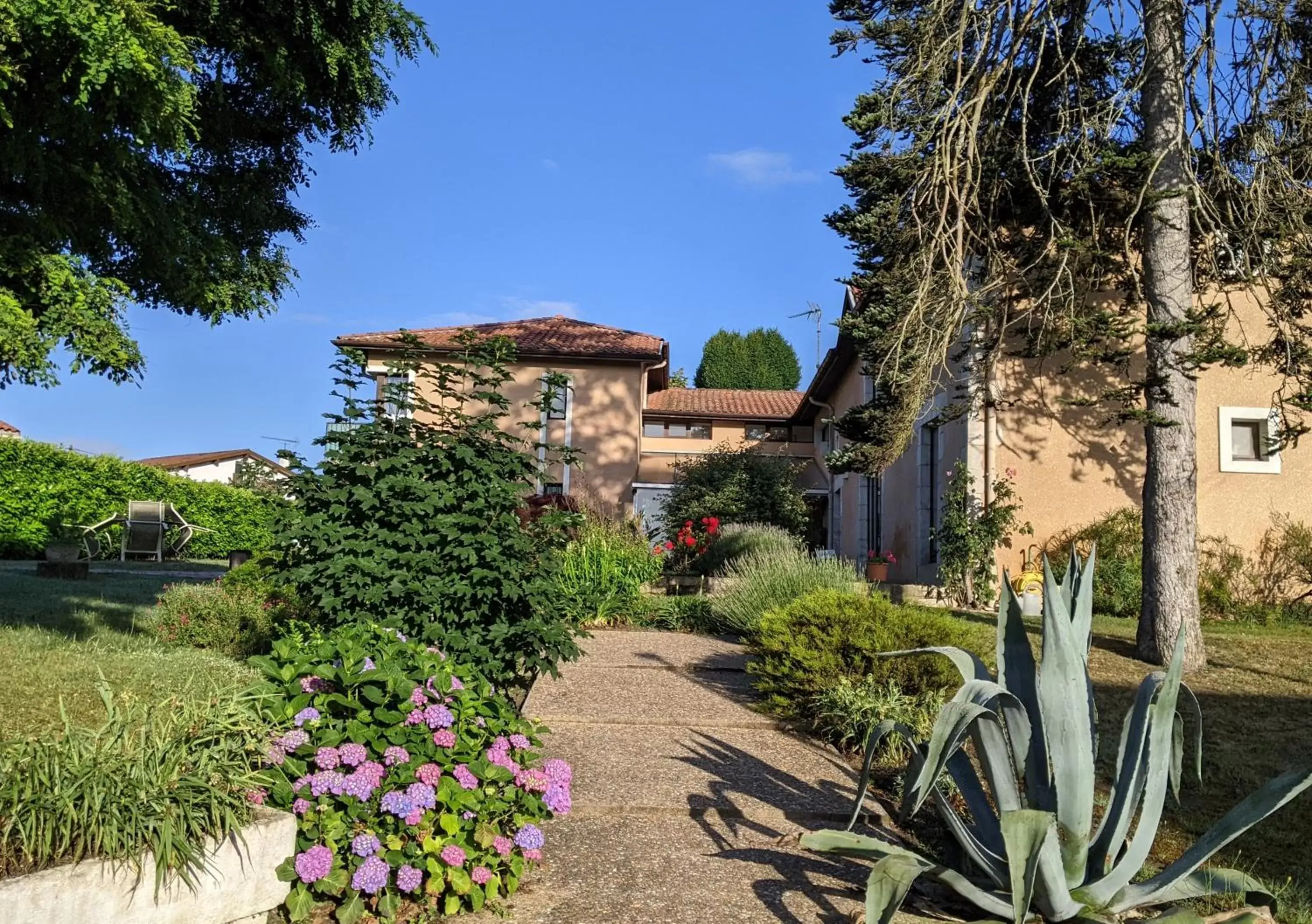 Property Building in Hôtel Studios Les Acacias