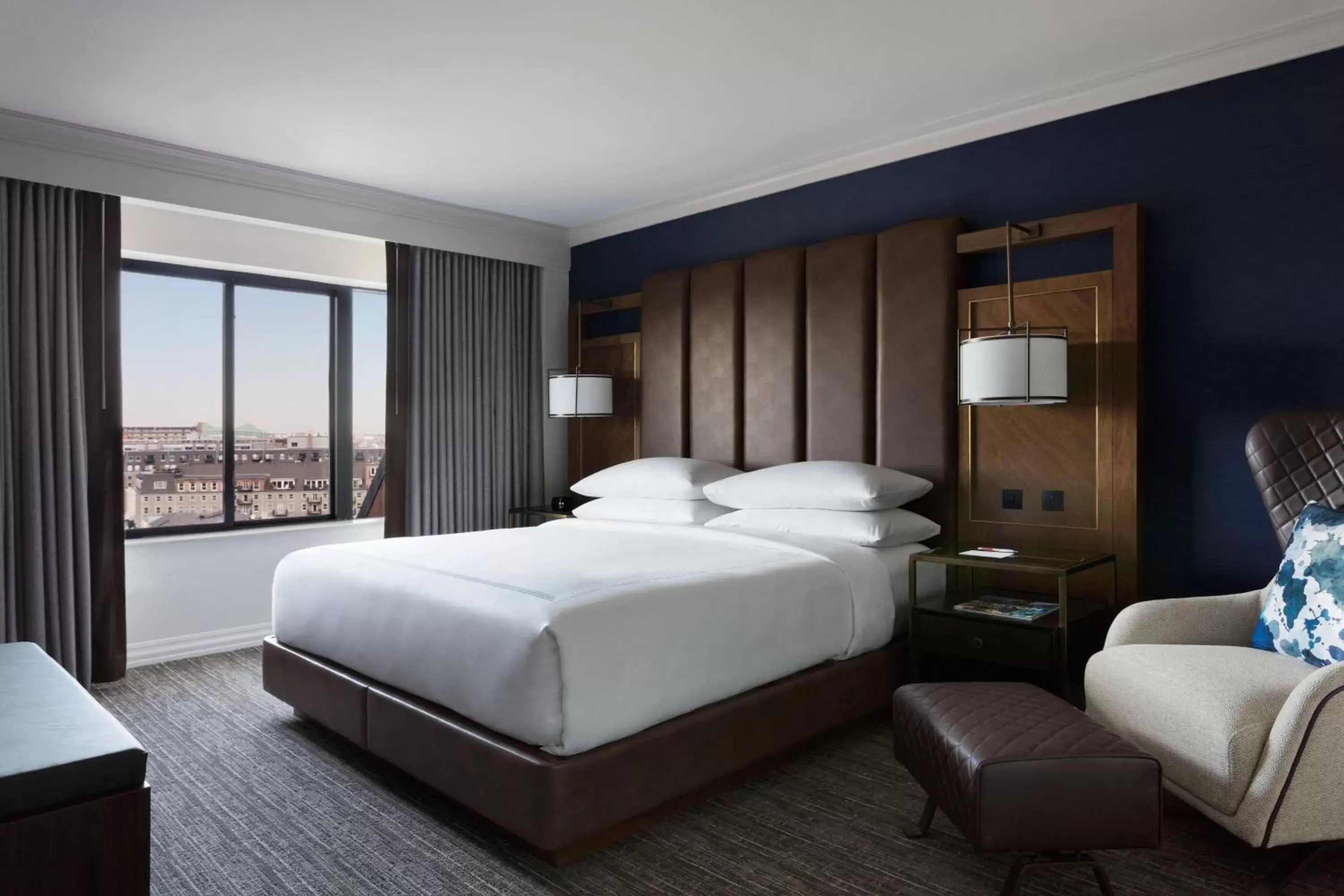 Photo of the whole room, Bed in Boston Marriott Long Wharf