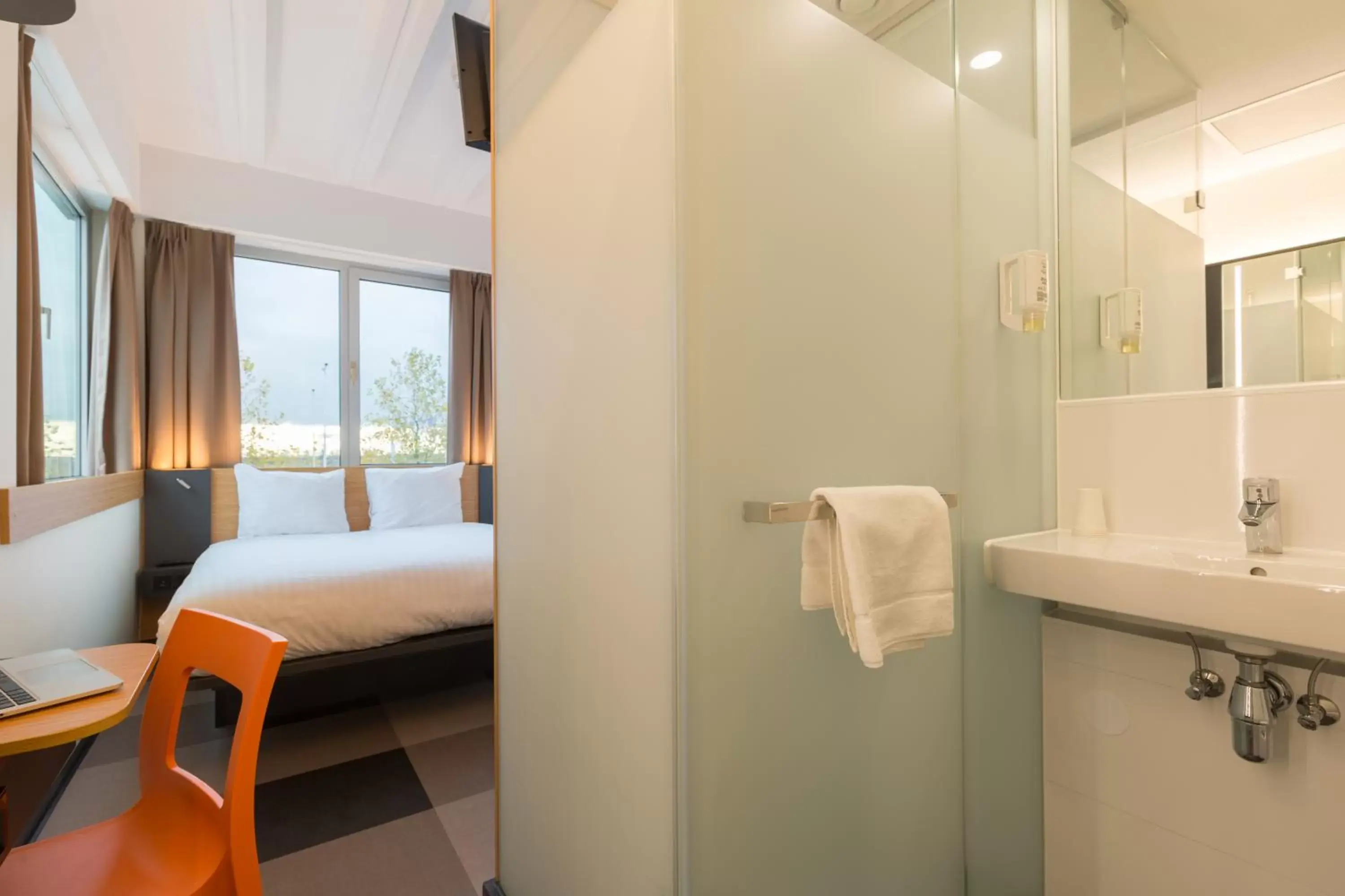 Bed, Bathroom in Maxhotel Amsterdam Airport Schiphol