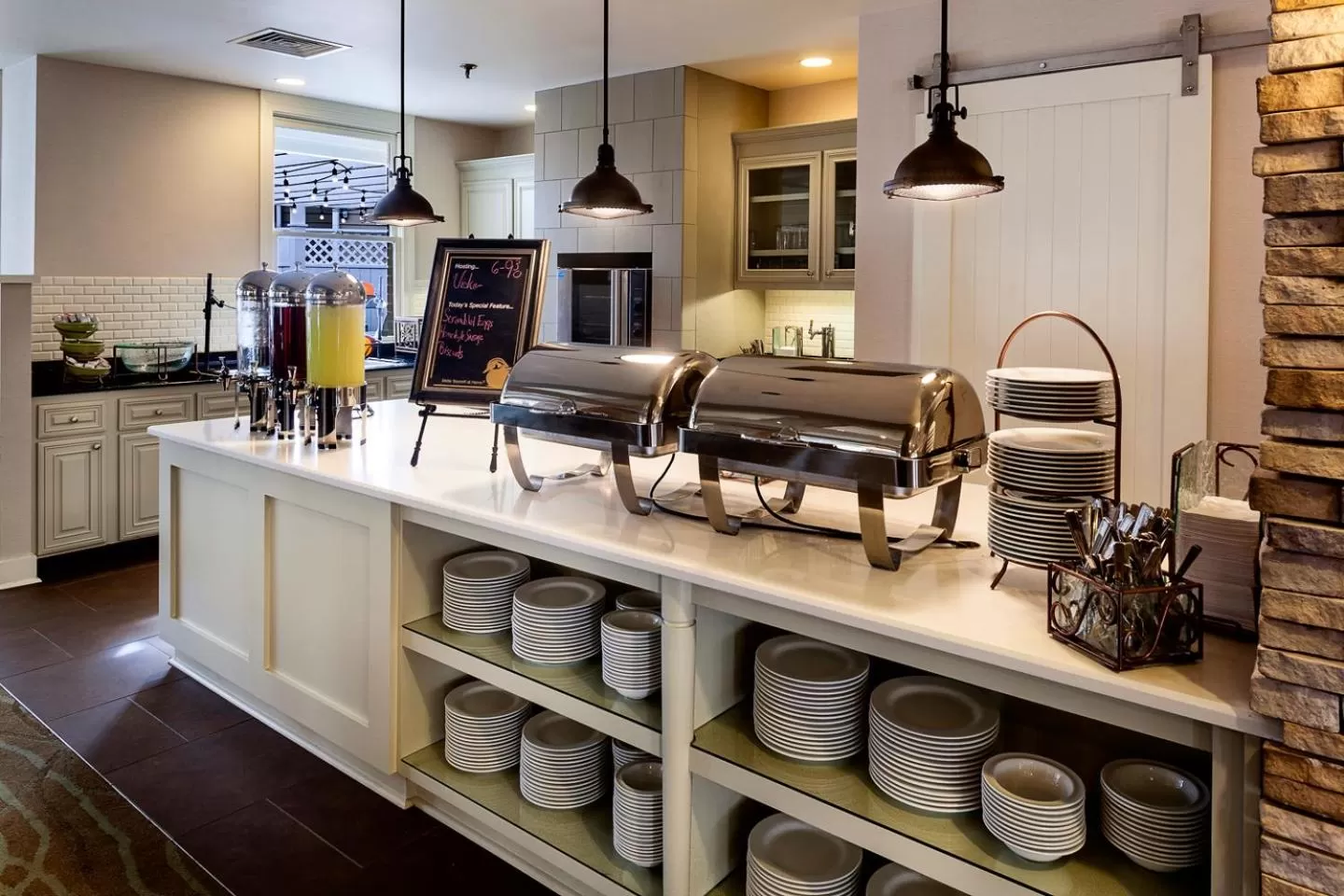 Restaurant/places to eat, Kitchen/Kitchenette in Poplar Inn and Suites