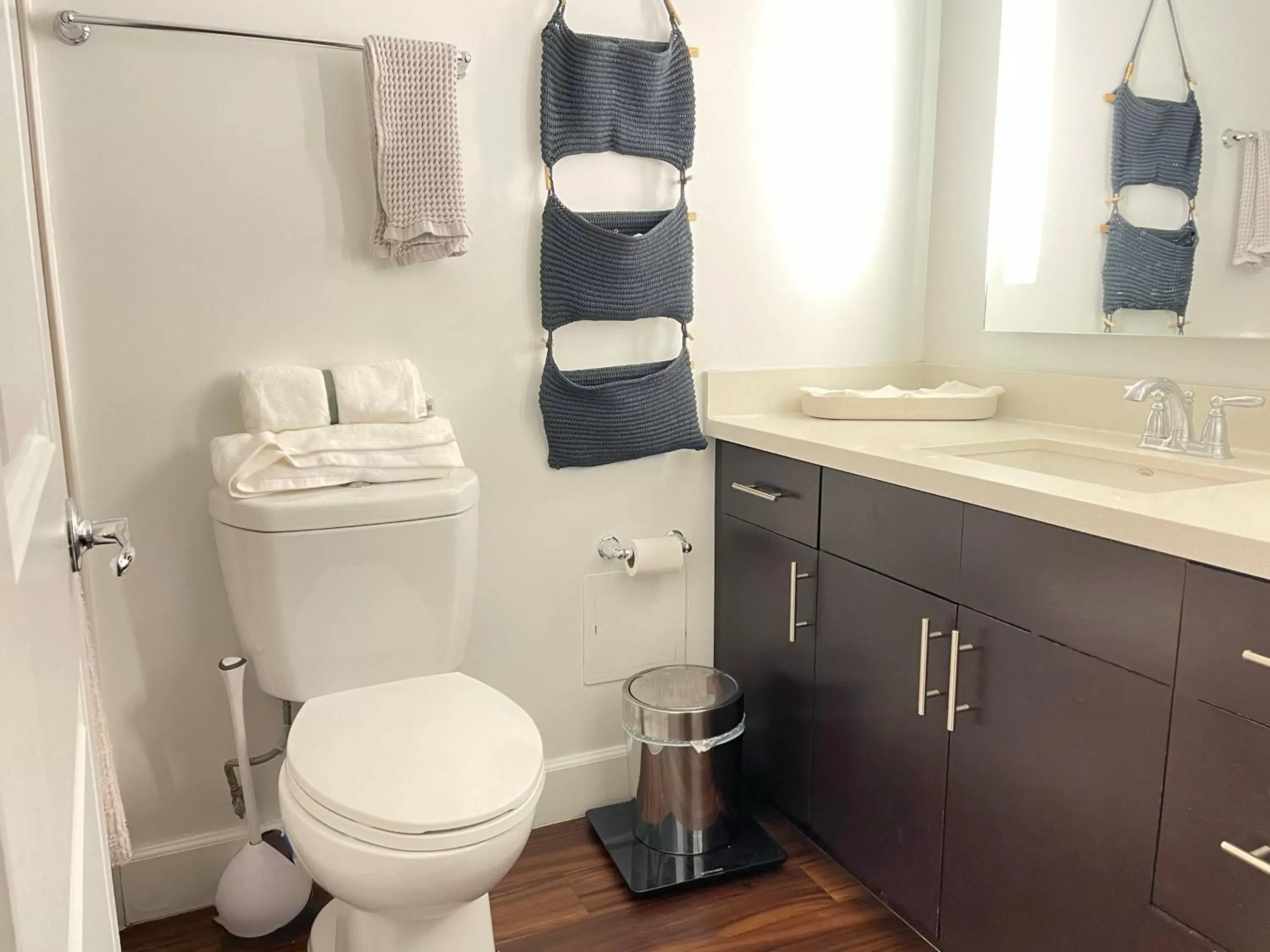 Bathroom in Amazing DTLA View 1bd Full Kitchen Free Private Parking.