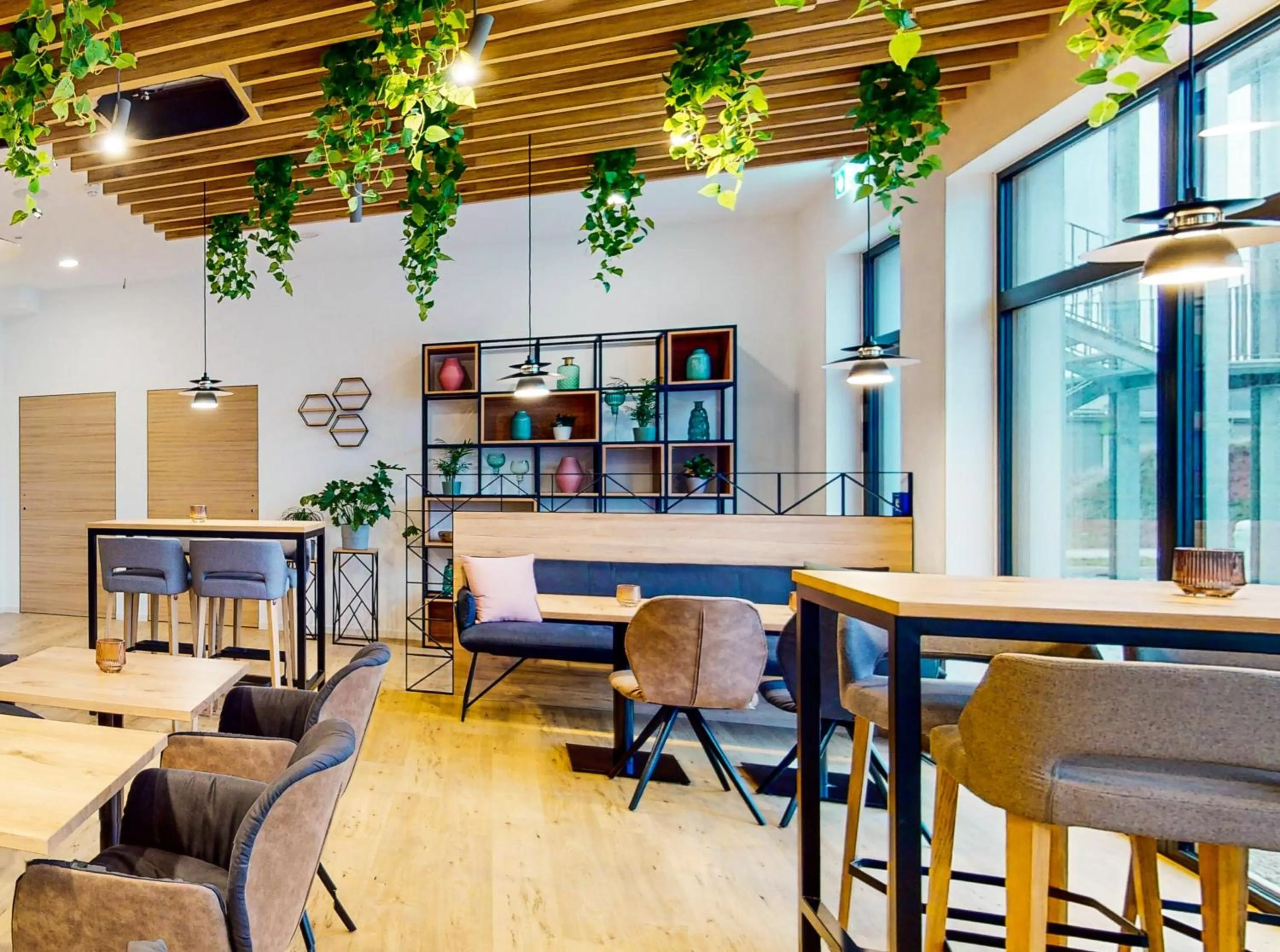 Restaurant/places to eat in Point 7 Hotel