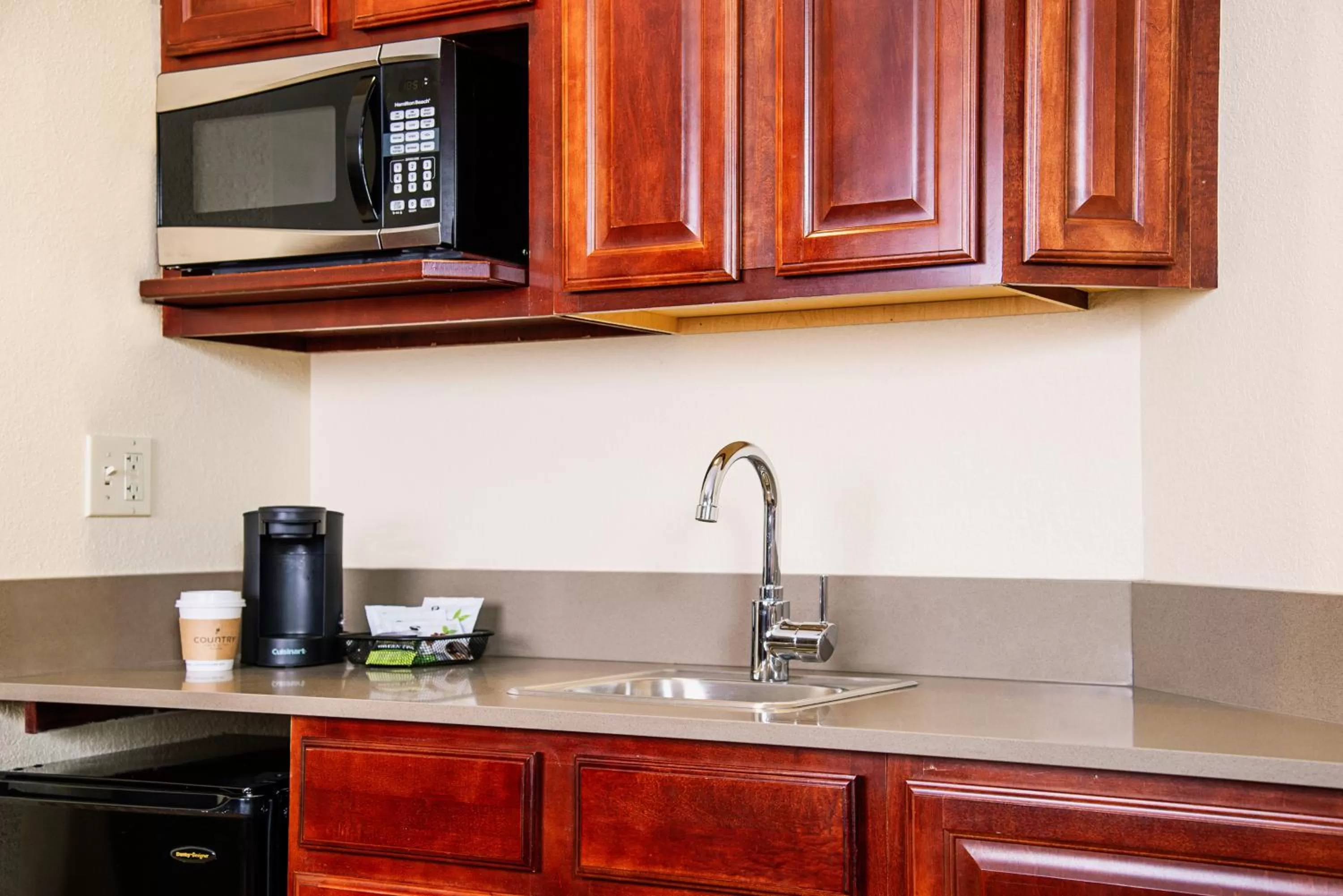 Kitchen or kitchenette in Country Inn & Suites by Radisson, Milwaukee West Brookfield , WI