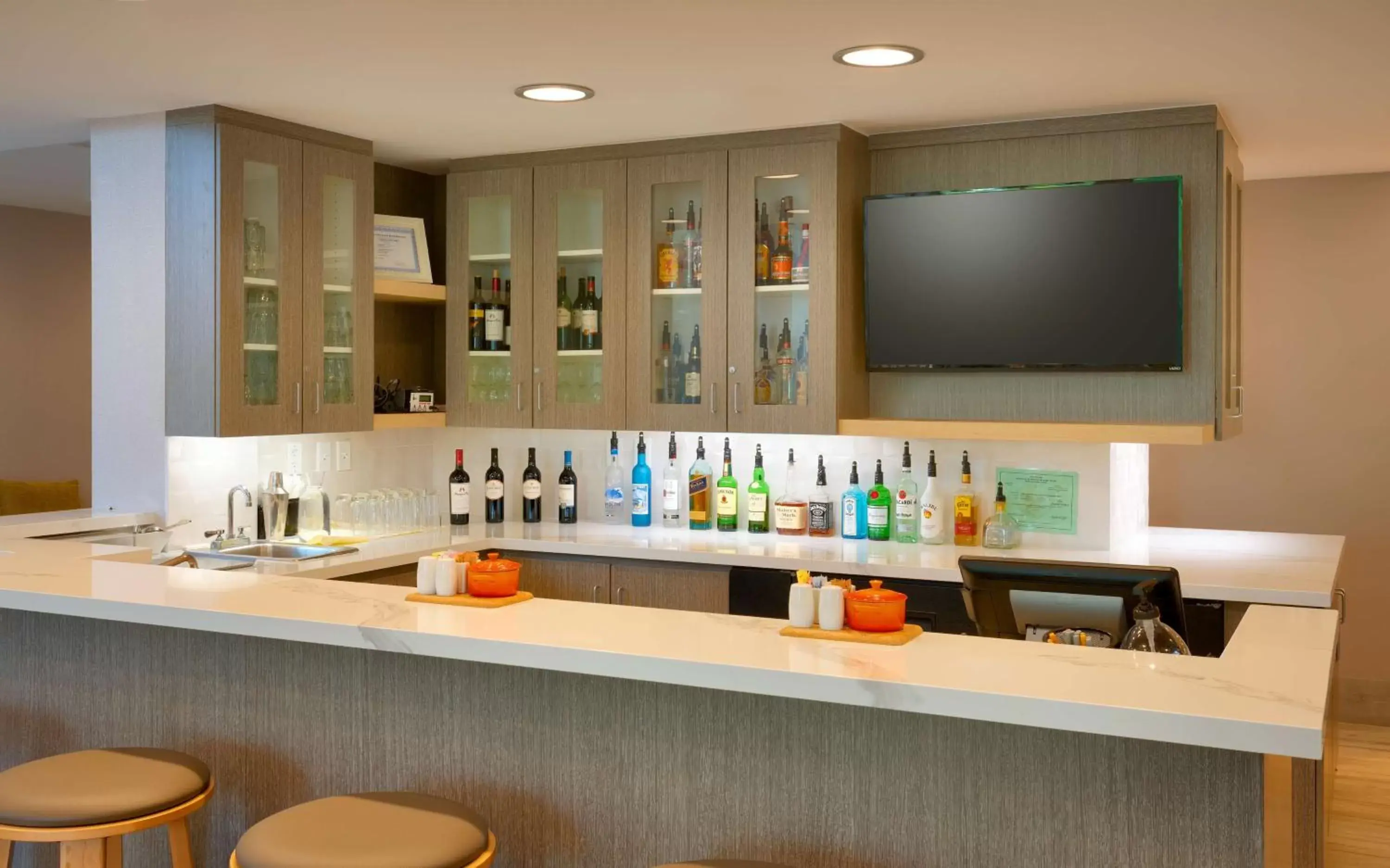 Lounge or bar, Kitchen/Kitchenette in Hilton Garden Inn Salt Lake City/Sandy