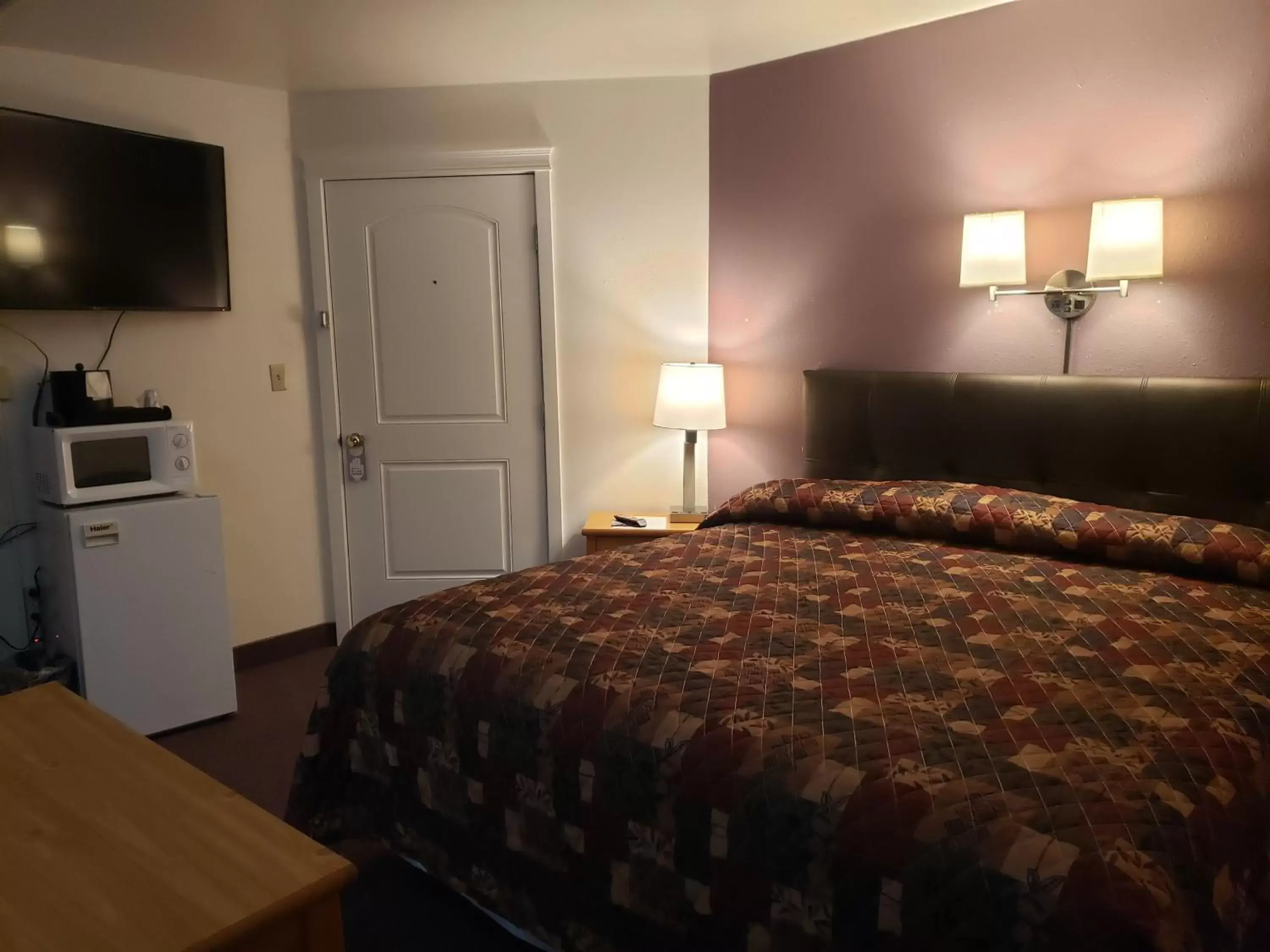Photo of the whole room, Bed in Bridge Street Inn