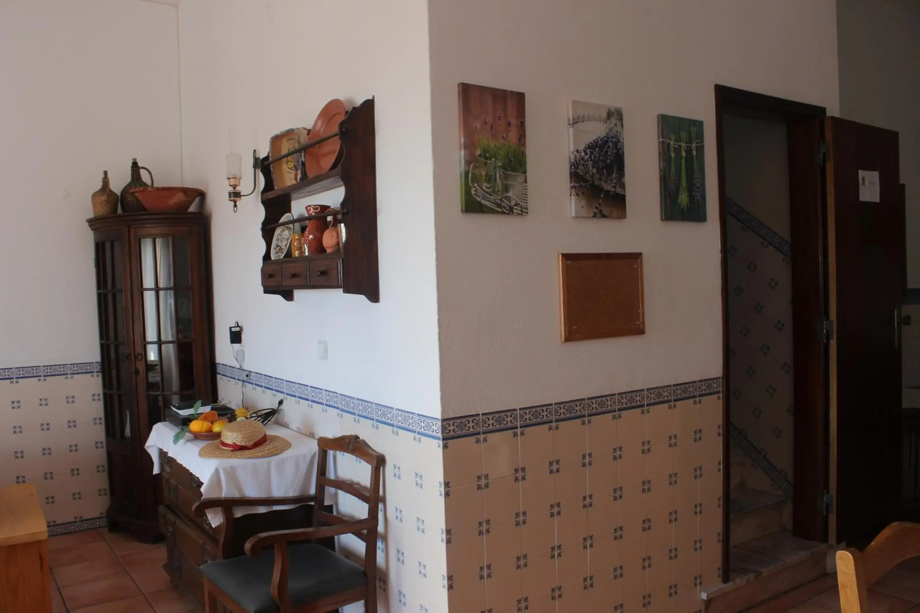 Lounge or bar, Dining Area in Ericeira Chill Hill Hostel & Private Rooms - Peach Garden