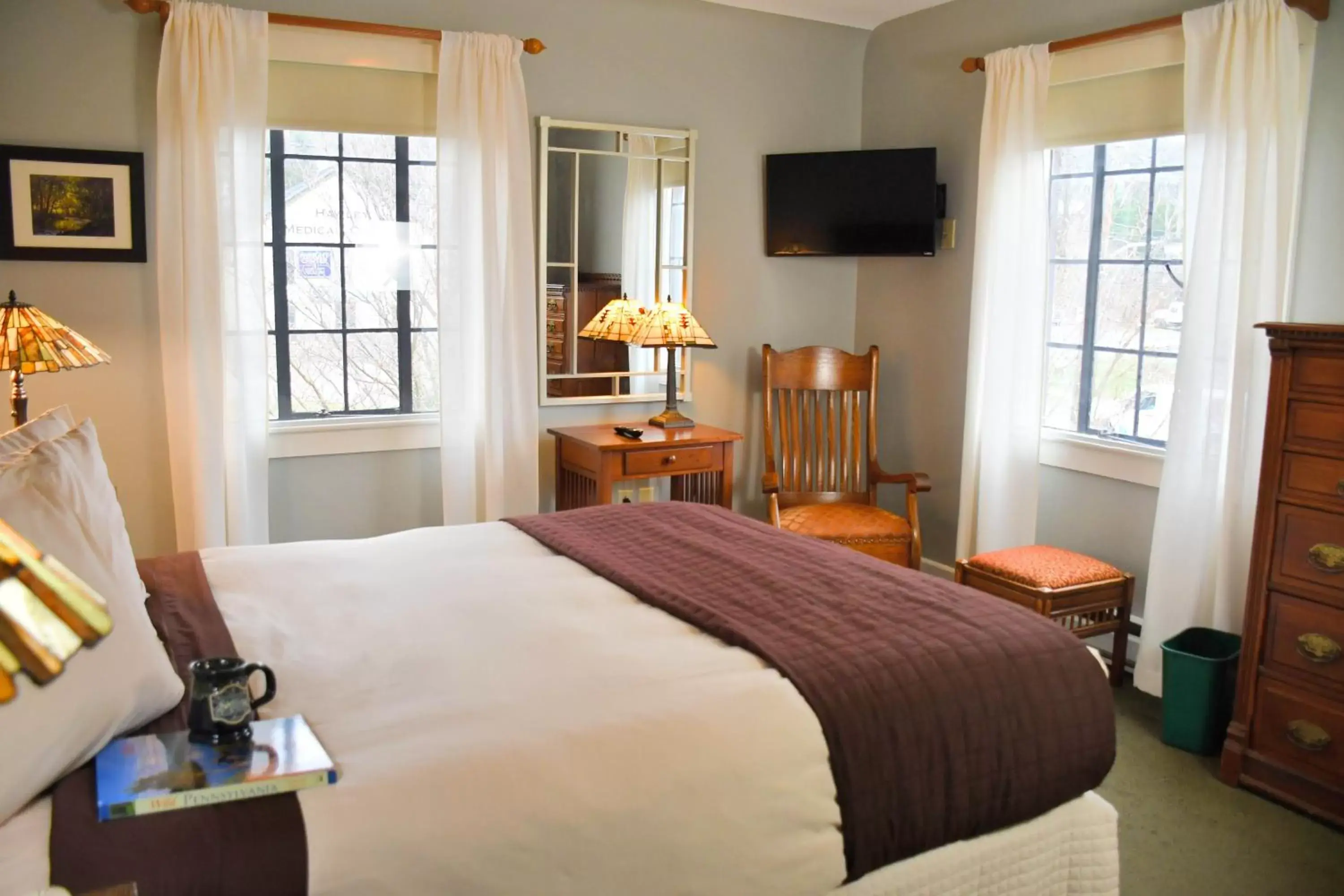 Queen Room in Settlers Inn Queen Room in Settlers Inn