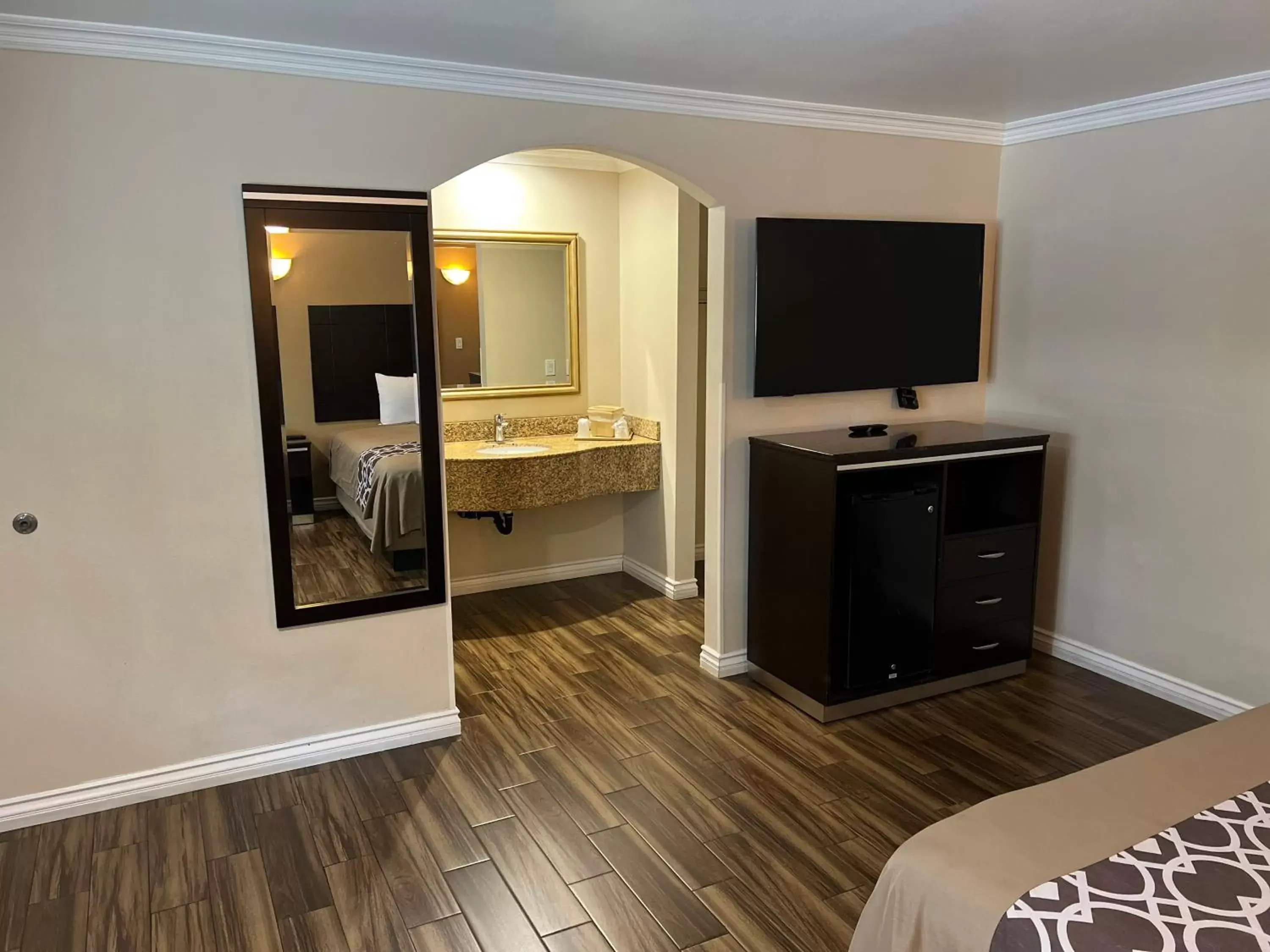 Bedroom, TV/Entertainment Center in Walnut Inn & Suites West Covina